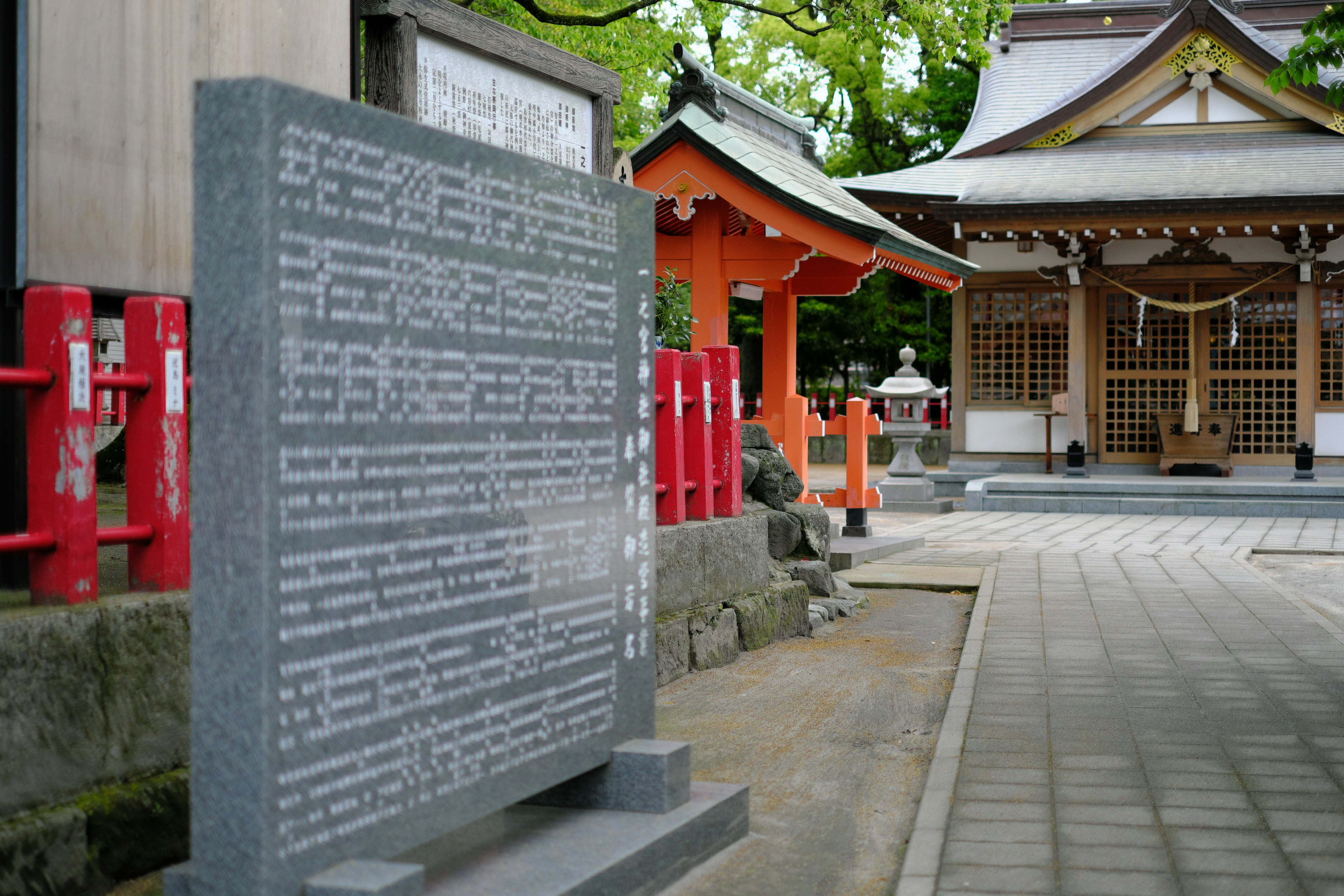 神社の石碑と赤い鳥居がある風景