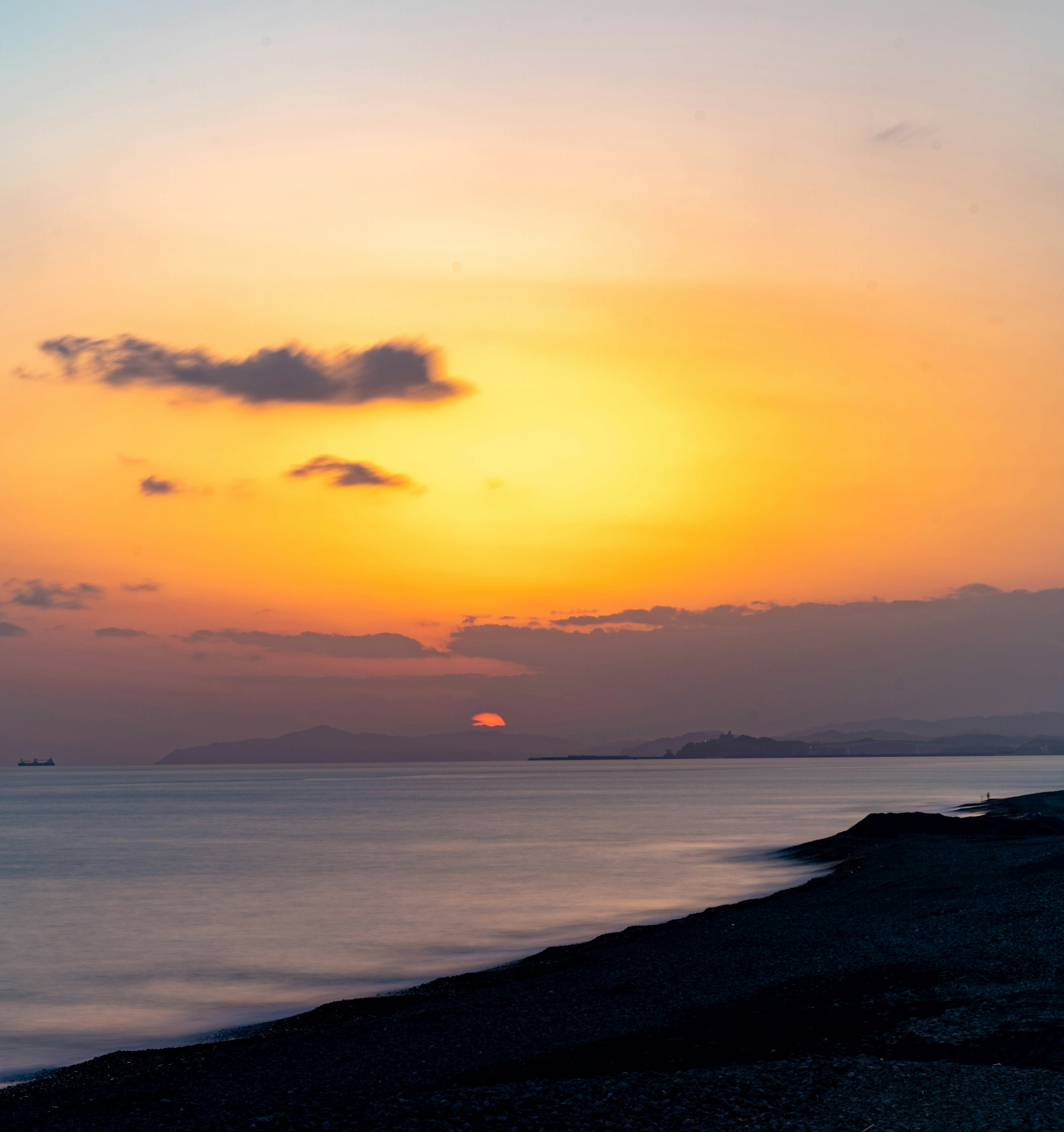 夕日が海に沈む美しい景色と静かな海面