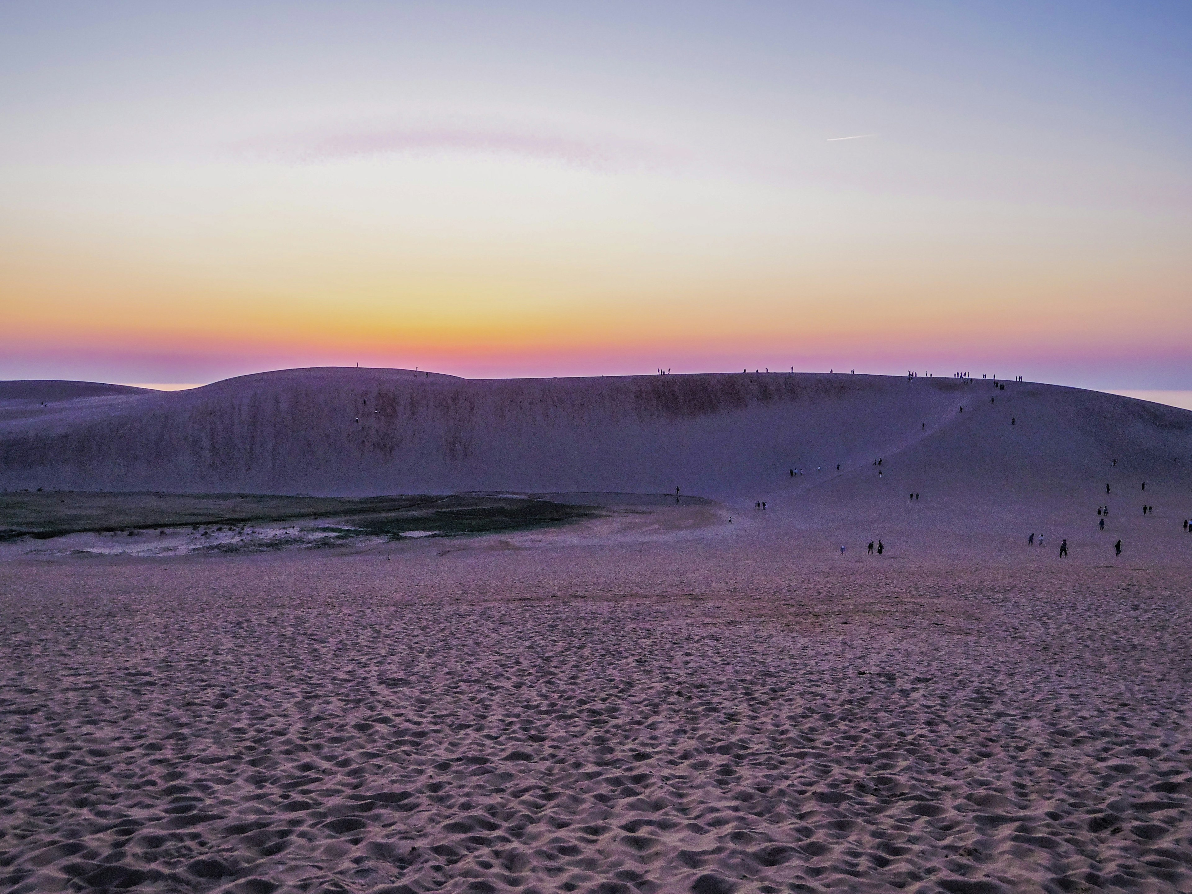 Magnifique coucher de soleil sur des dunes de sable