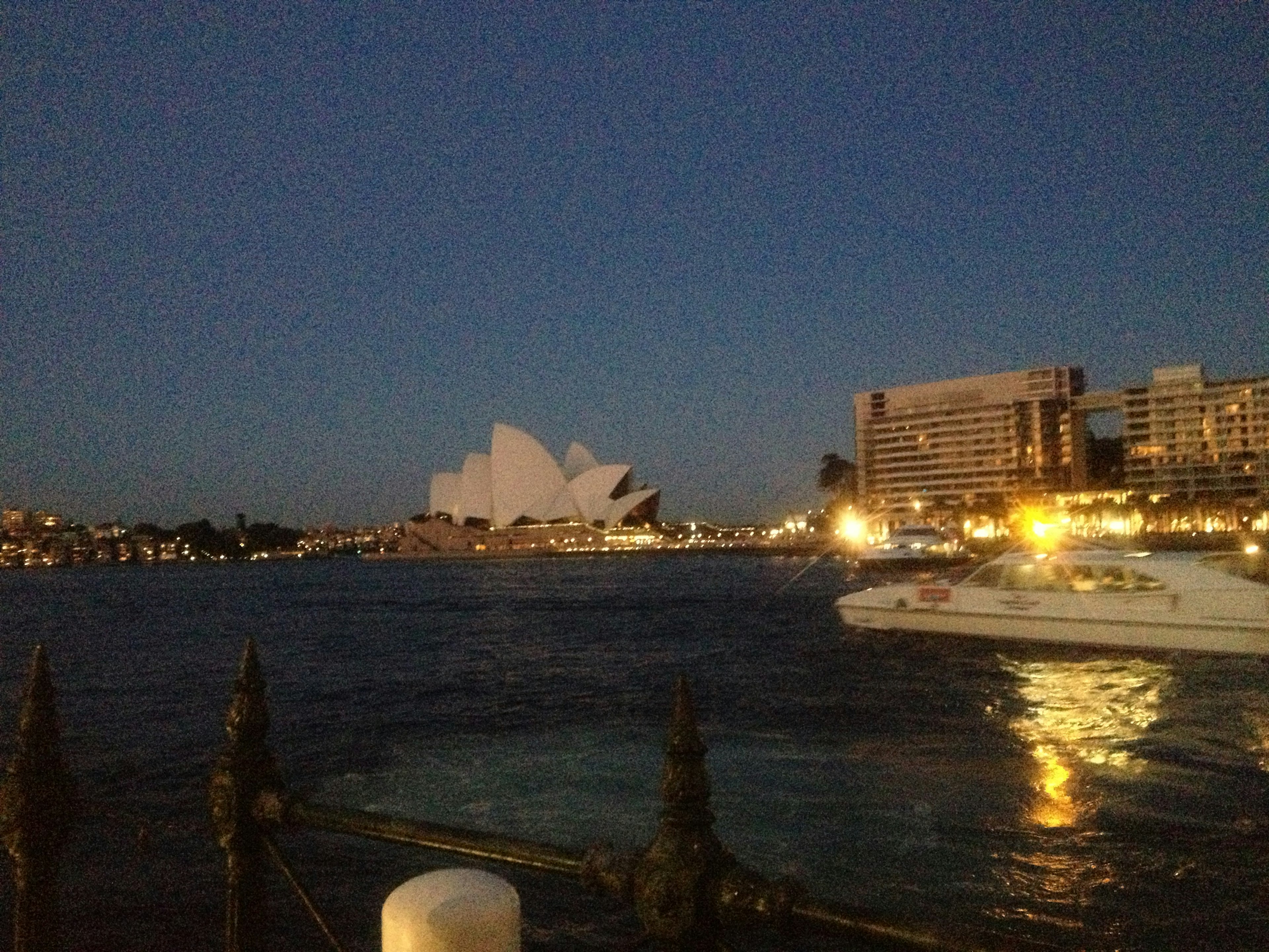 Belle vue de l'Opéra de Sydney et du port la nuit