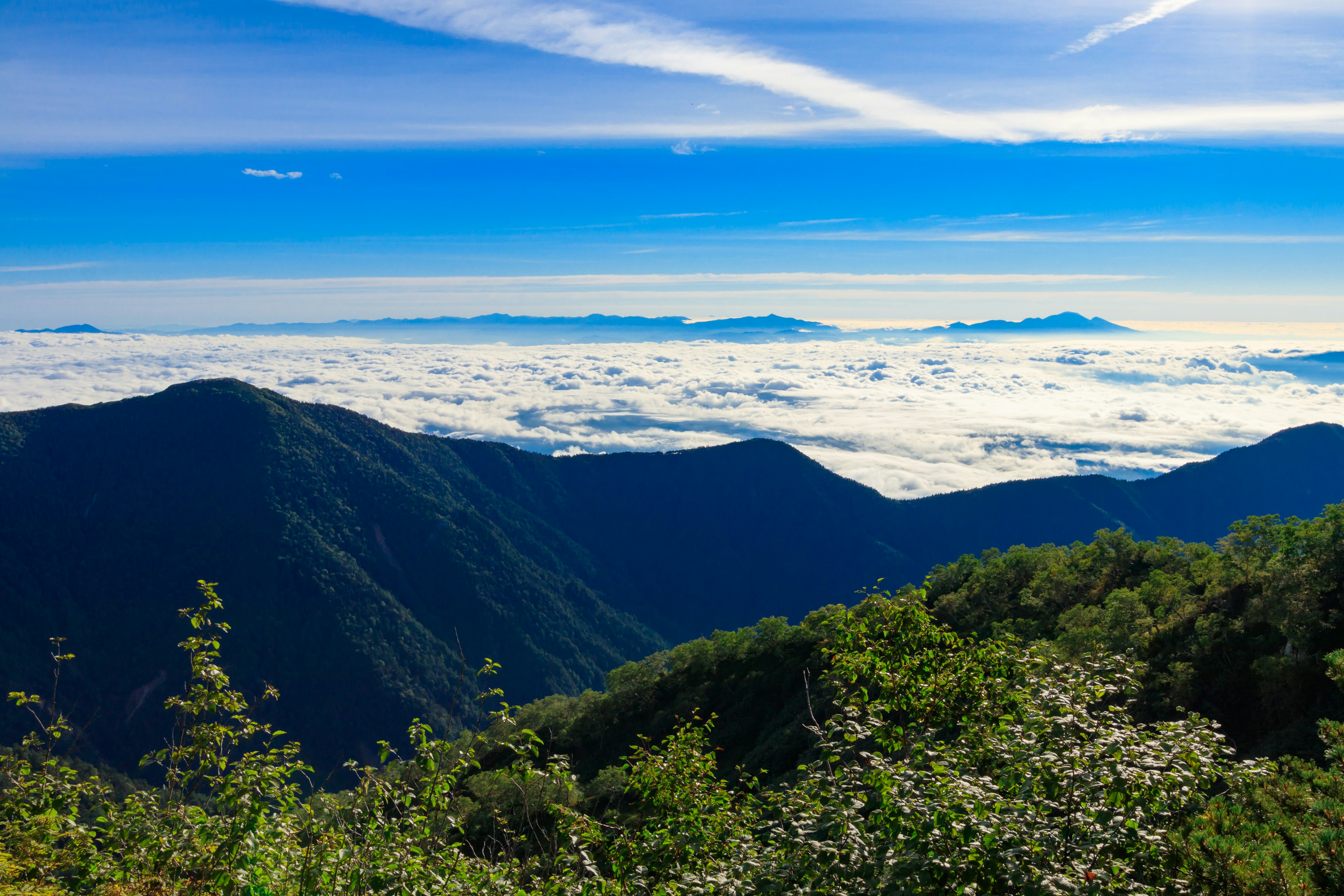 被蓝天和云海环绕的美丽山脉风景