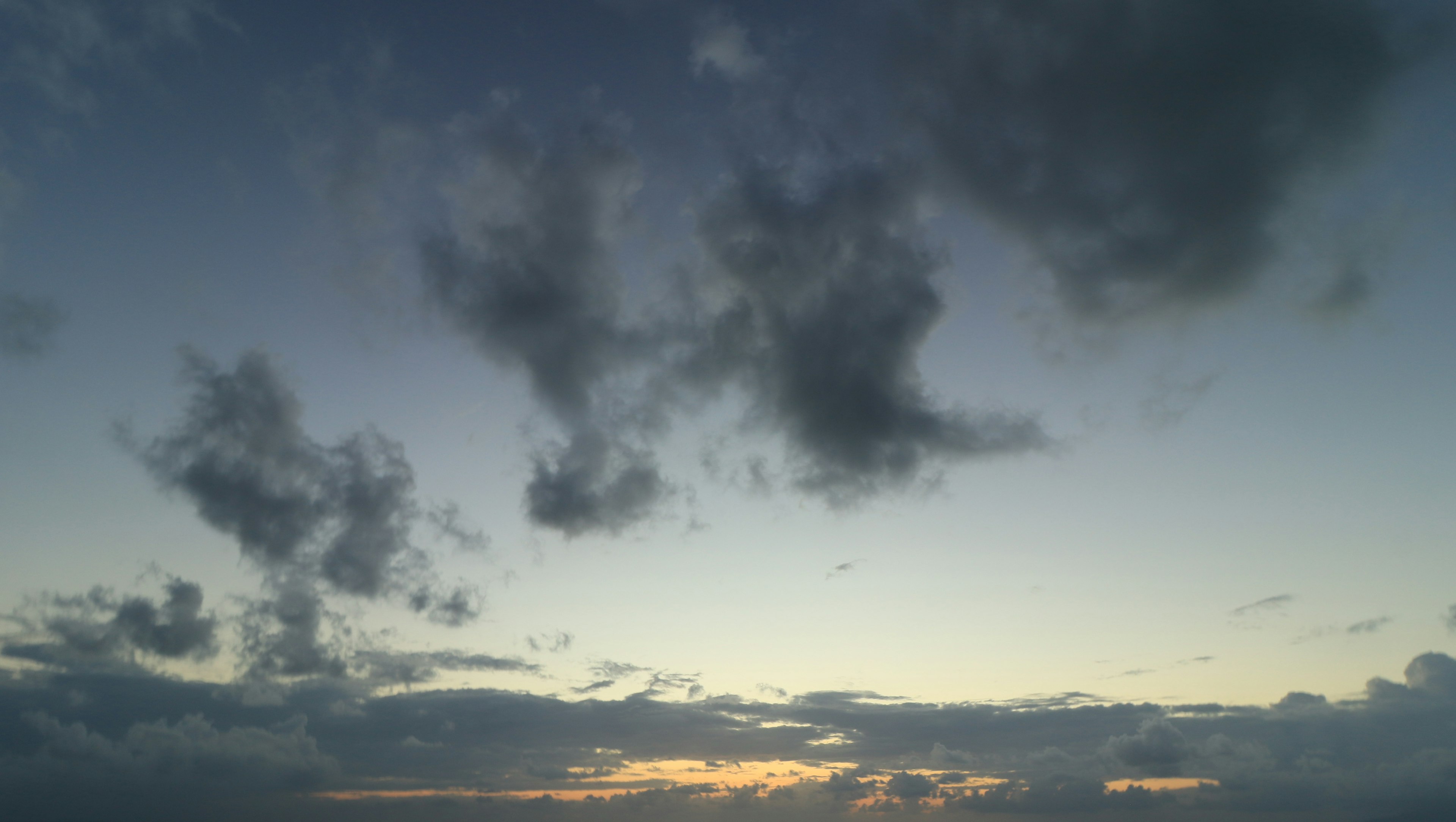 Cielo nublado con destellos de luz del atardecer