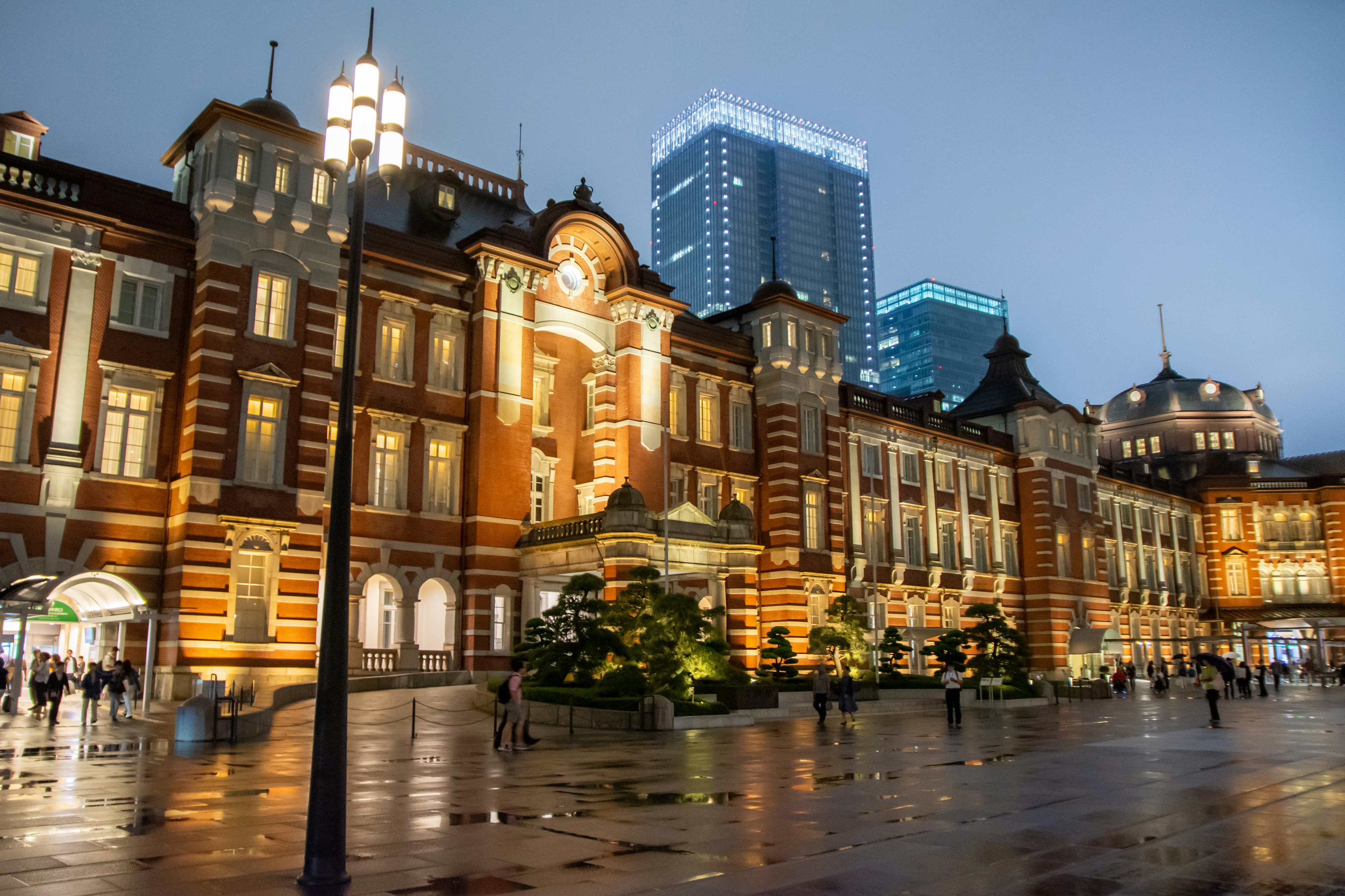 Pemandangan malam yang indah dari Stasiun Tokyo dengan gedung pencakar langit modern