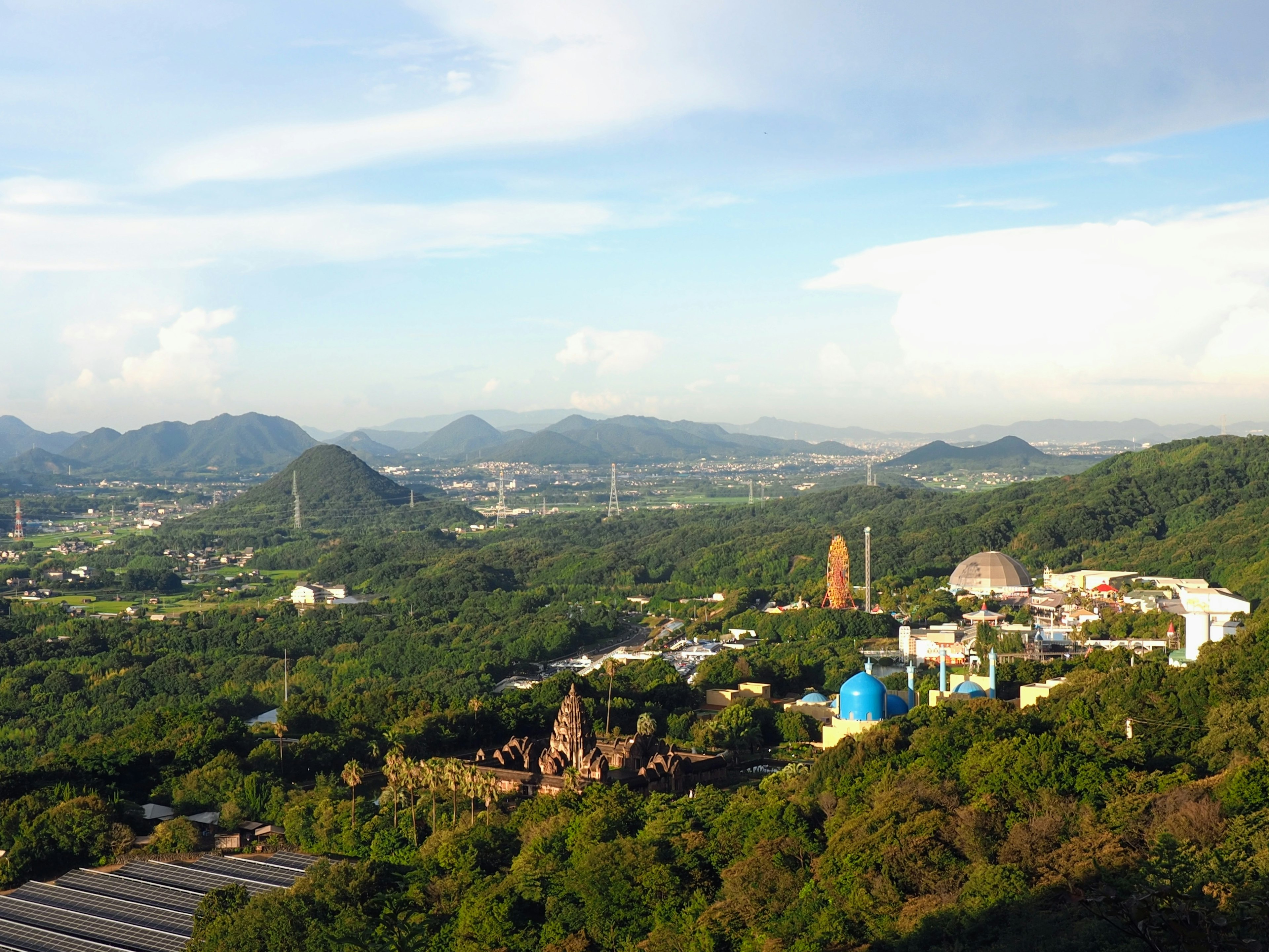 生机勃勃的山景，包含寺庙和建筑