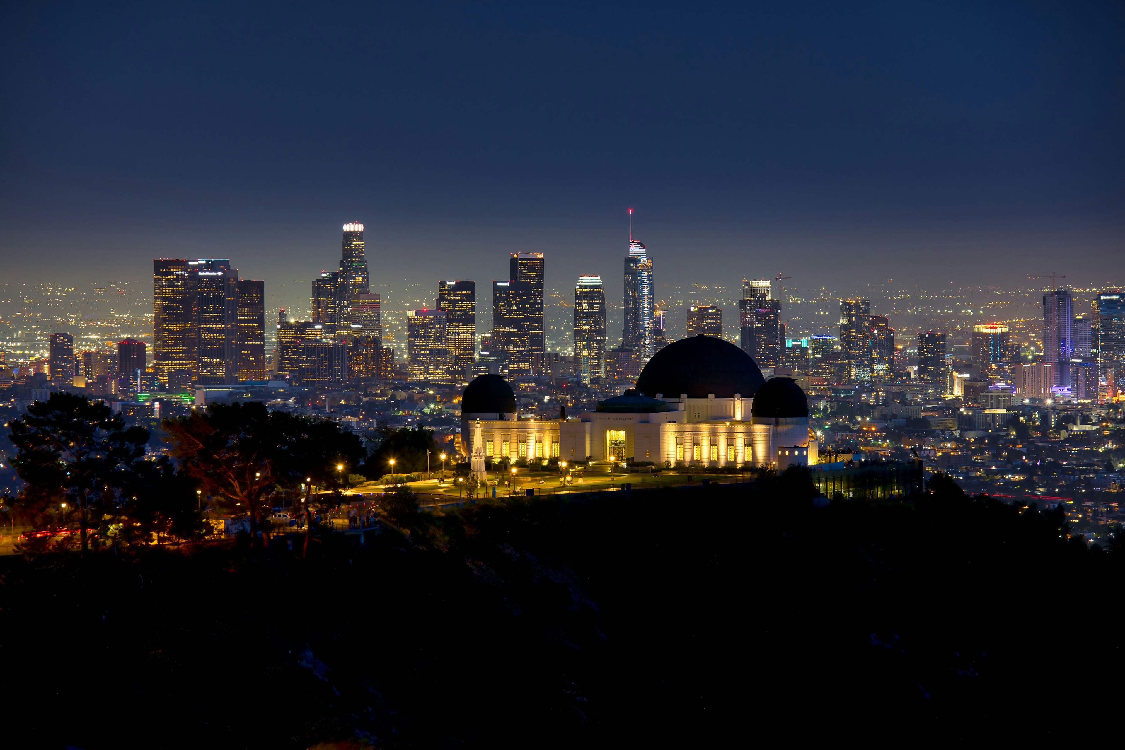 ロサンゼルスのグリフィス天文台と夜景の都市スカイライン