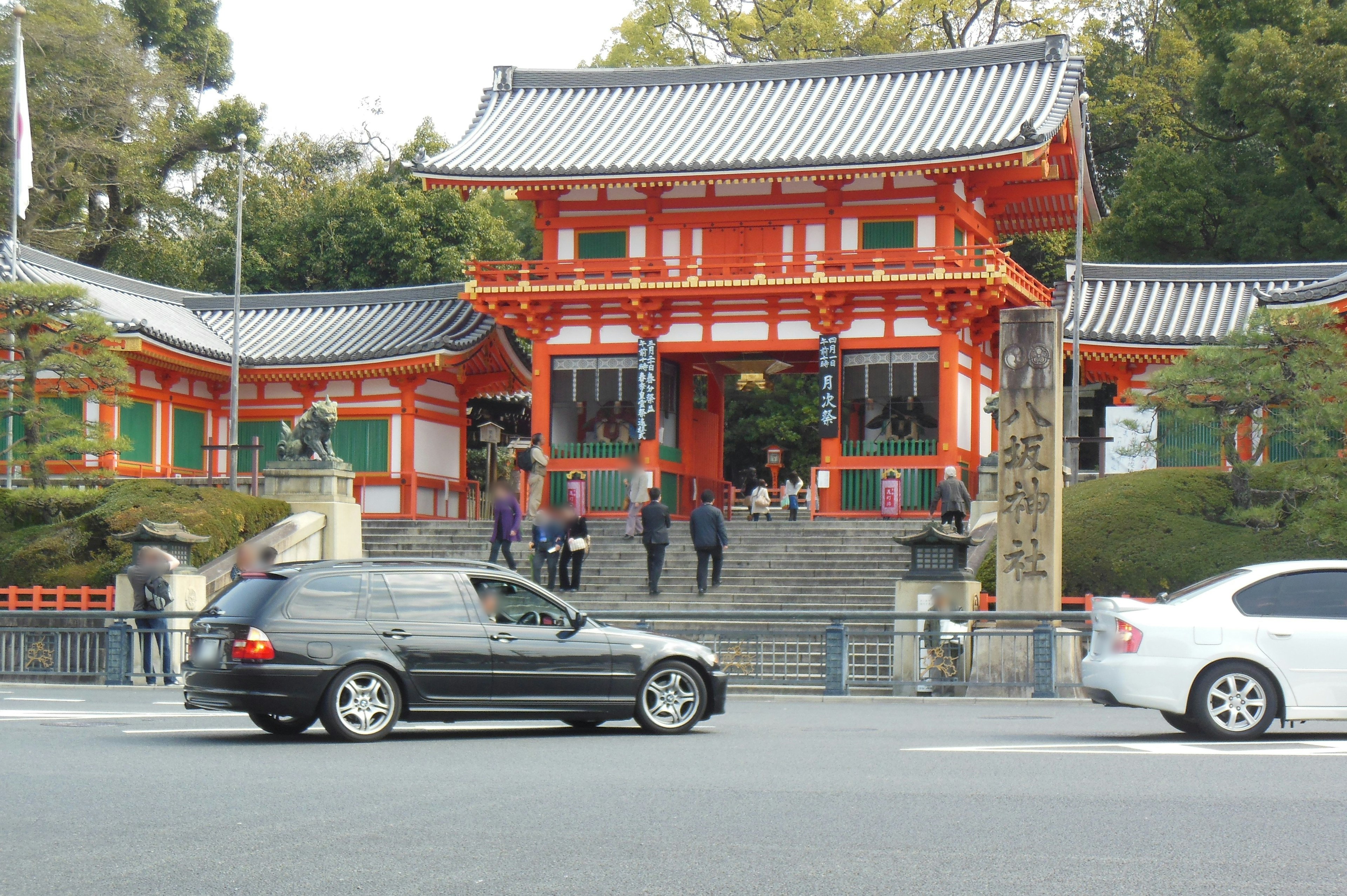 鮮豔的紅色神社門與背景中的綠色樹木