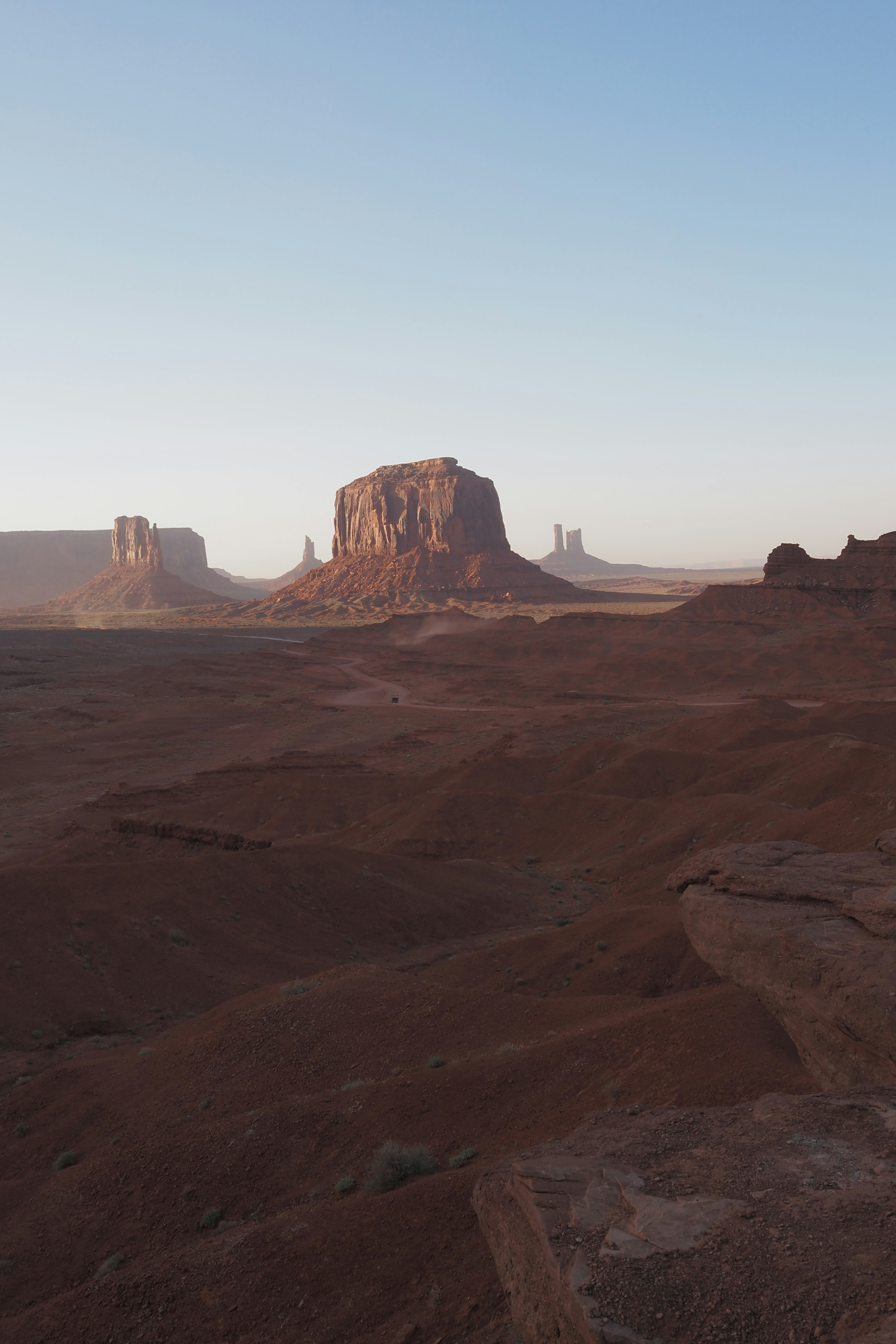 ทิวทัศน์ทะเลทรายสีแดงกว้างใหญ่พร้อมรูปแบบหินใน Monument Valley