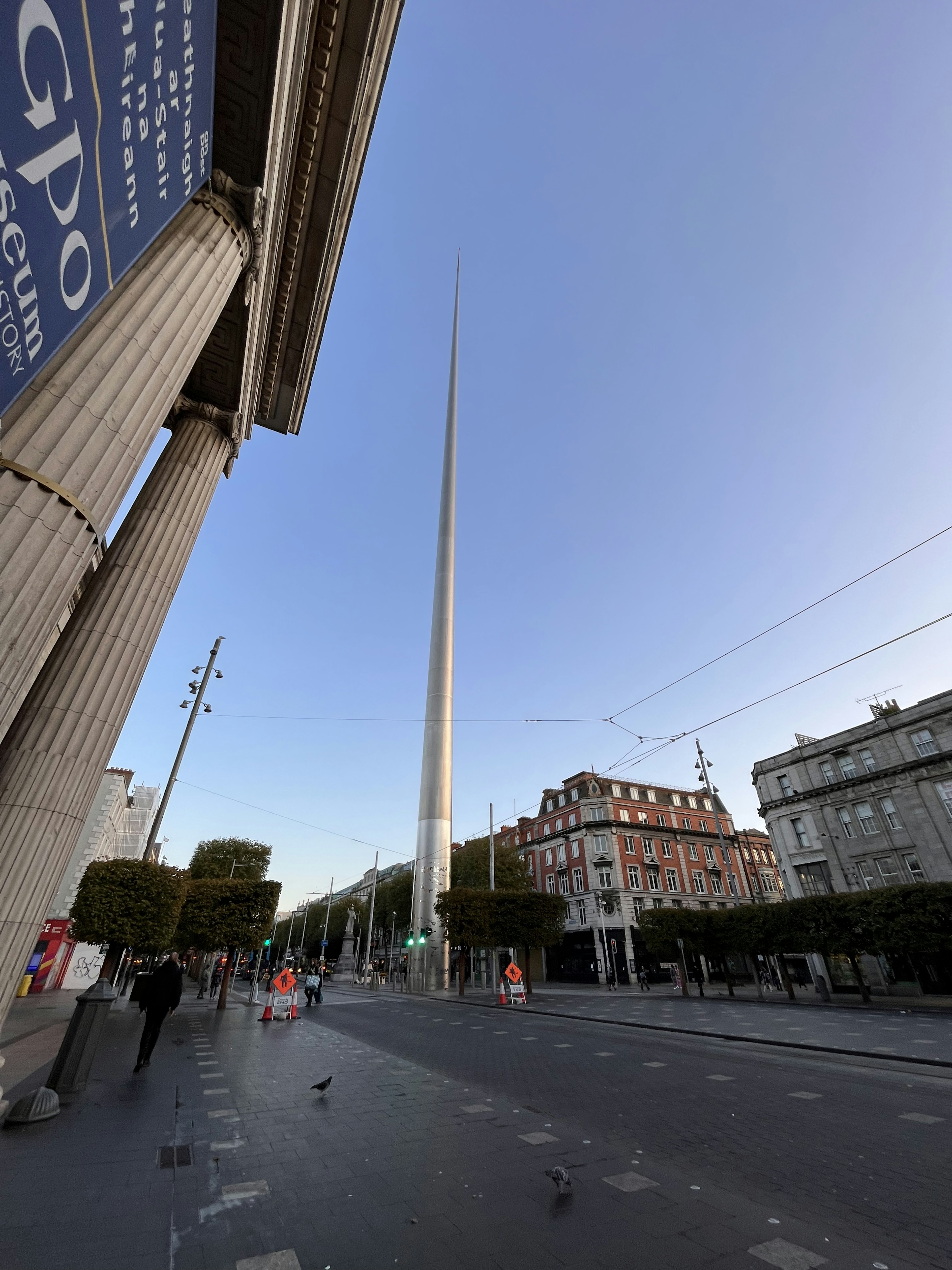 La aguja de Dublín contra un cielo azul claro