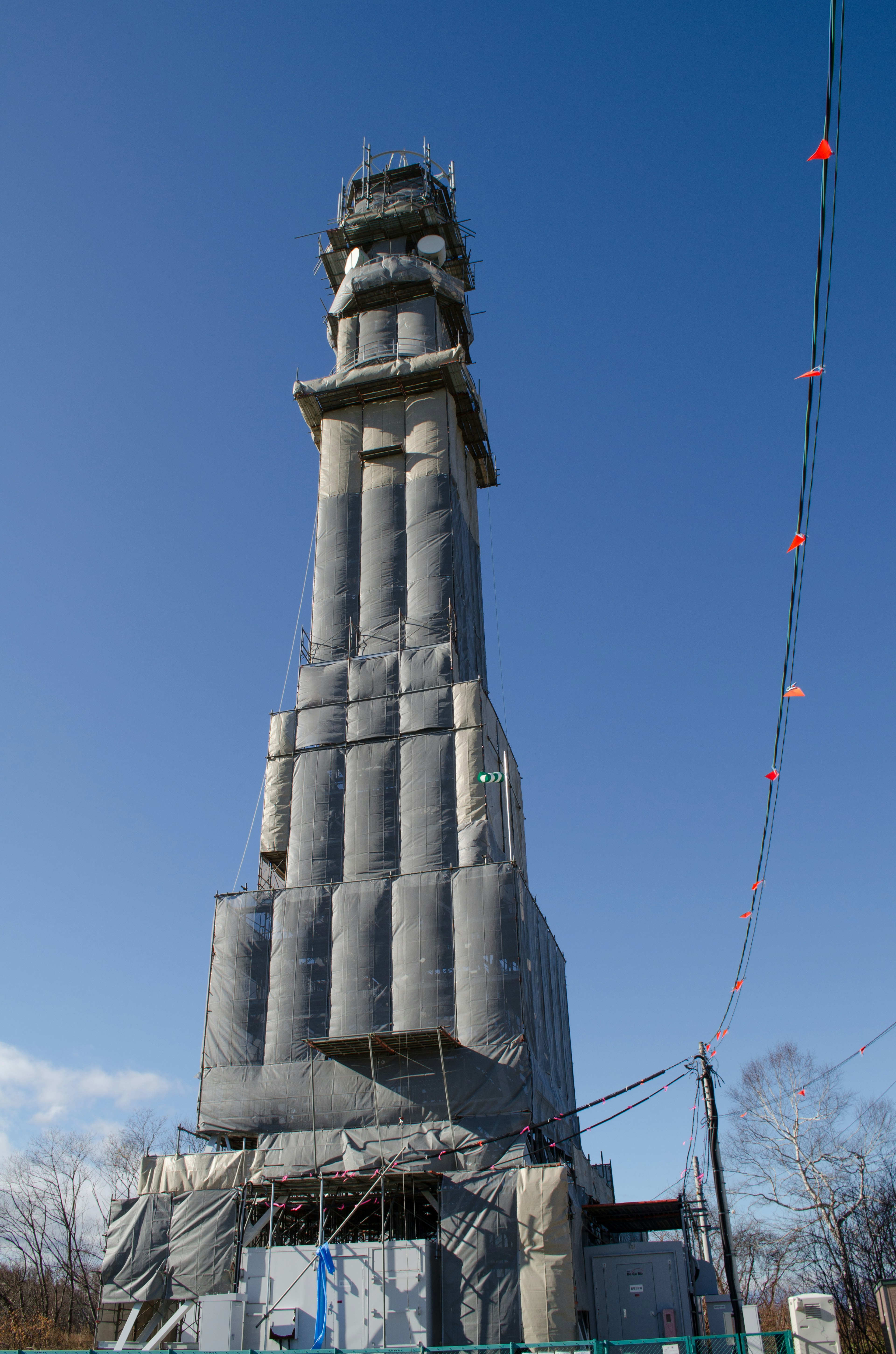 Sitio de construcción de una torre alta con cielo azul claro