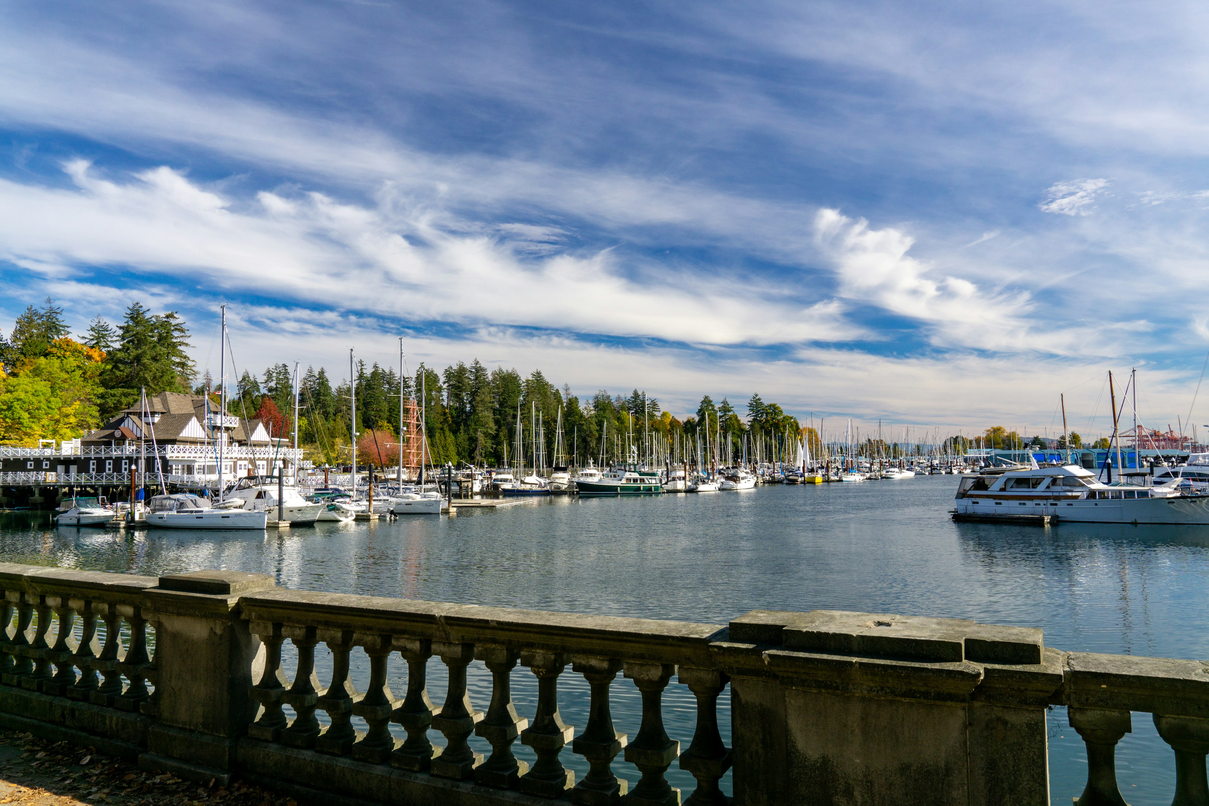 Vista panoramica di un porto con barche a vela e nuvole vivaci