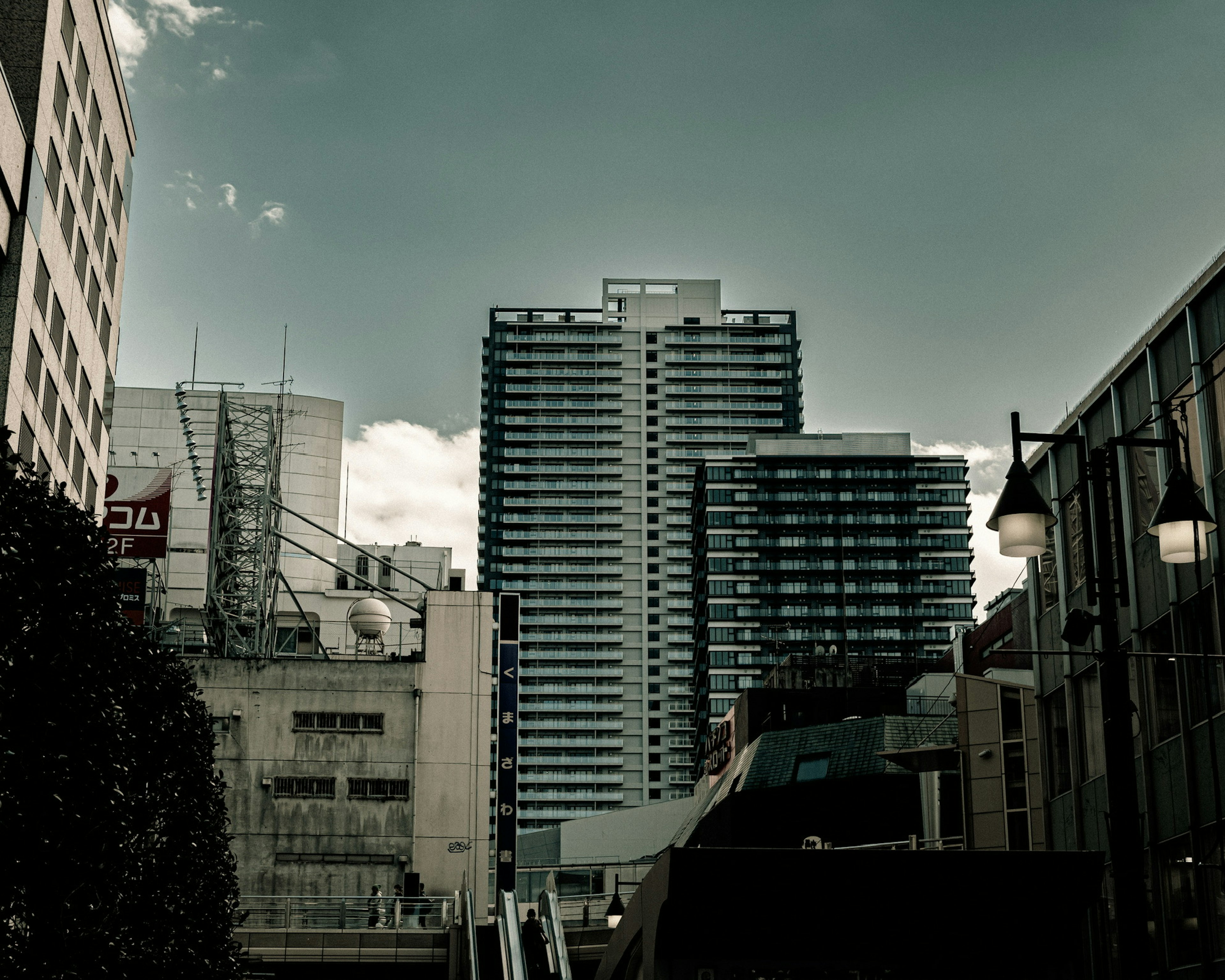 Paisaje urbano con edificios altos bajo un cielo oscuro