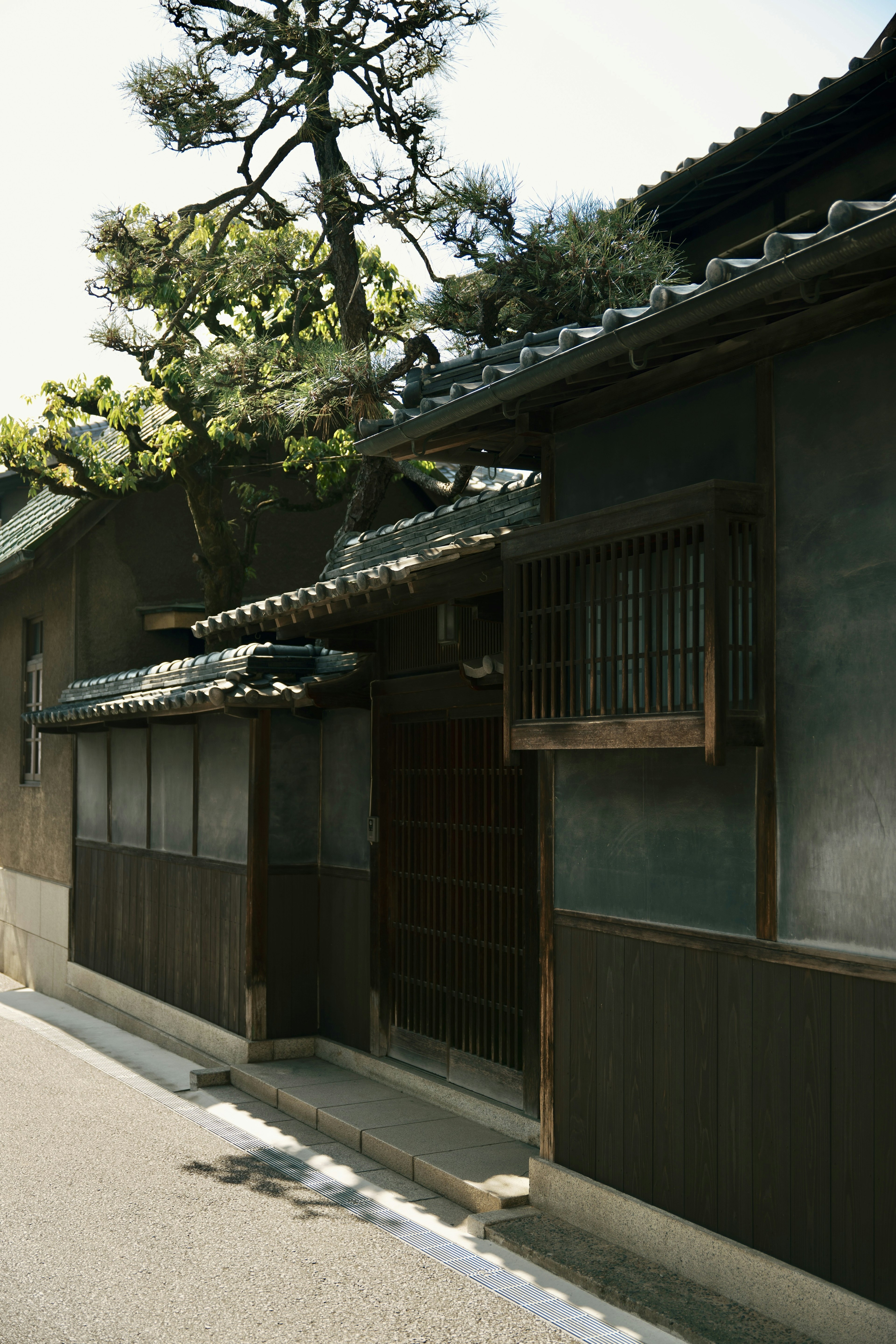 Außenansicht eines traditionellen japanischen Hauses mit Holzdecke