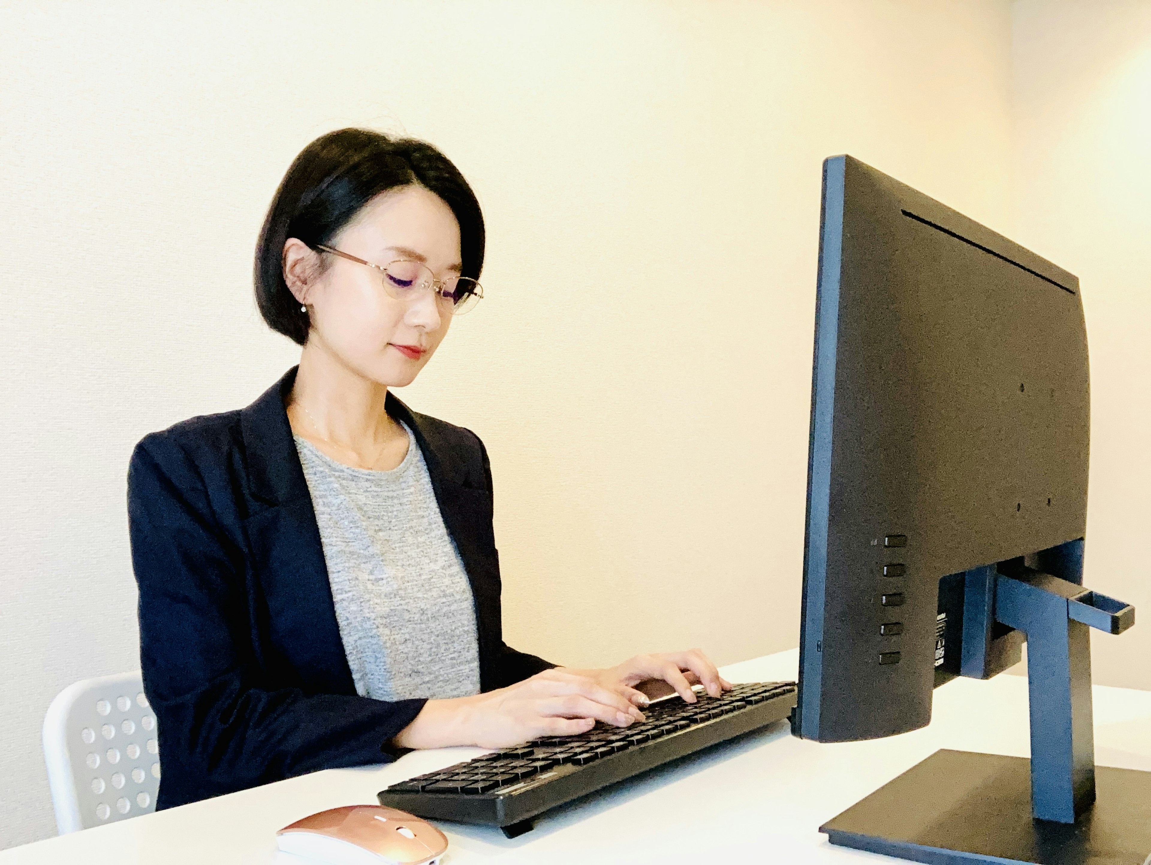 Donna che lavora al computer in un ambiente professionale