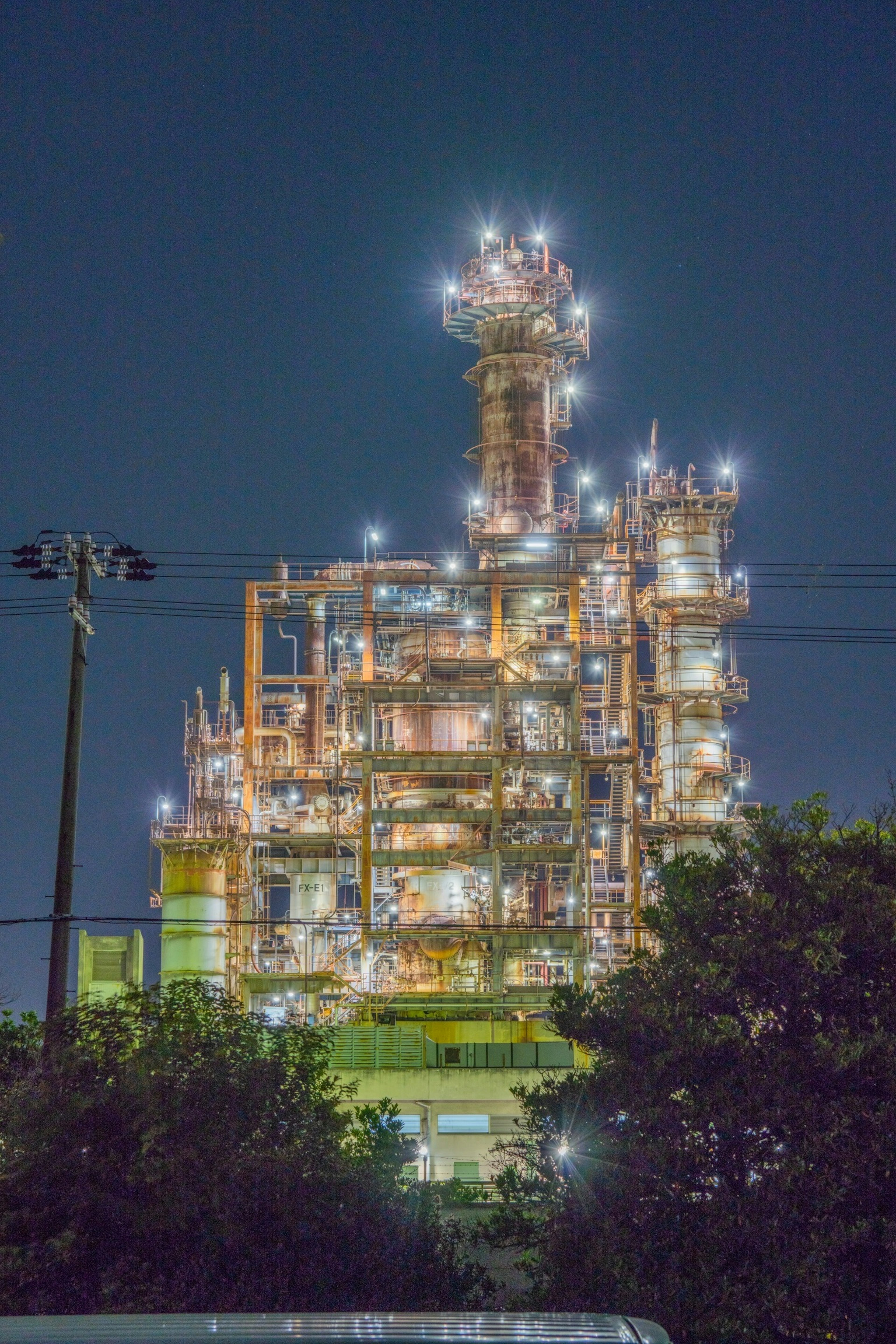 Beleuchtete Industrieanlage bei Nacht