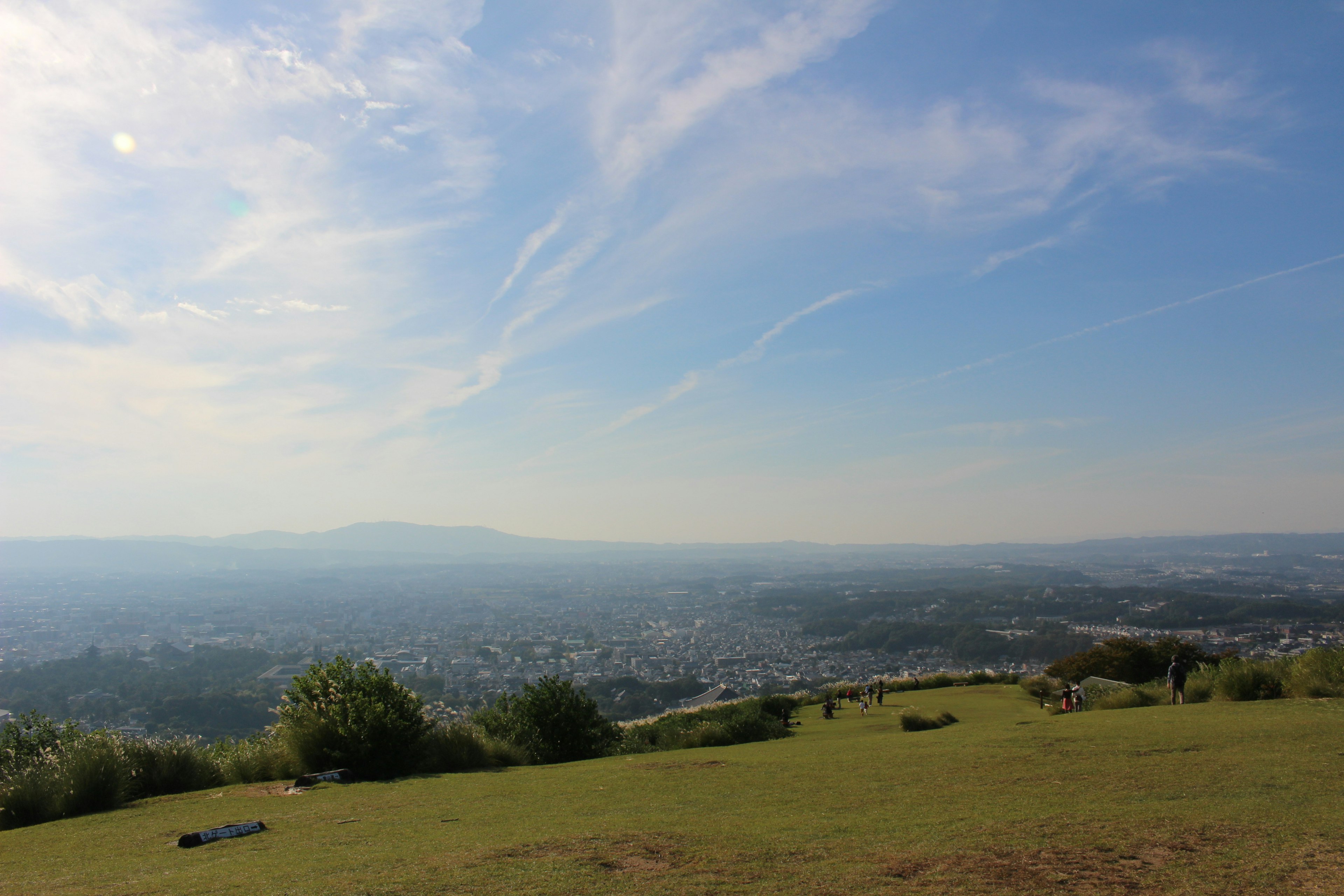 Vista panorámica de un paisaje verde con montañas distantes y un cielo azul