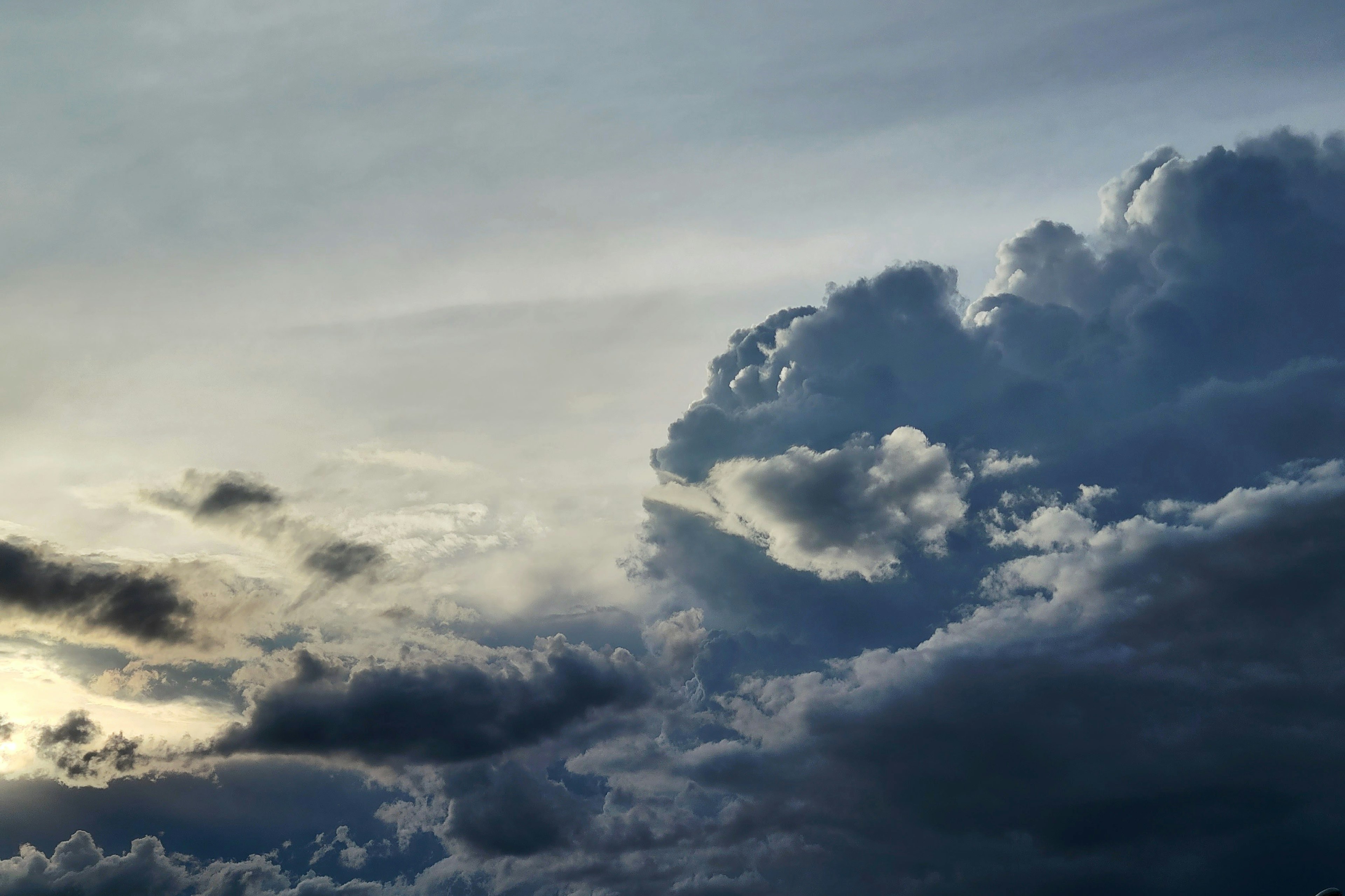 Paisaje impresionante con nubes azules y matices sutiles del cielo