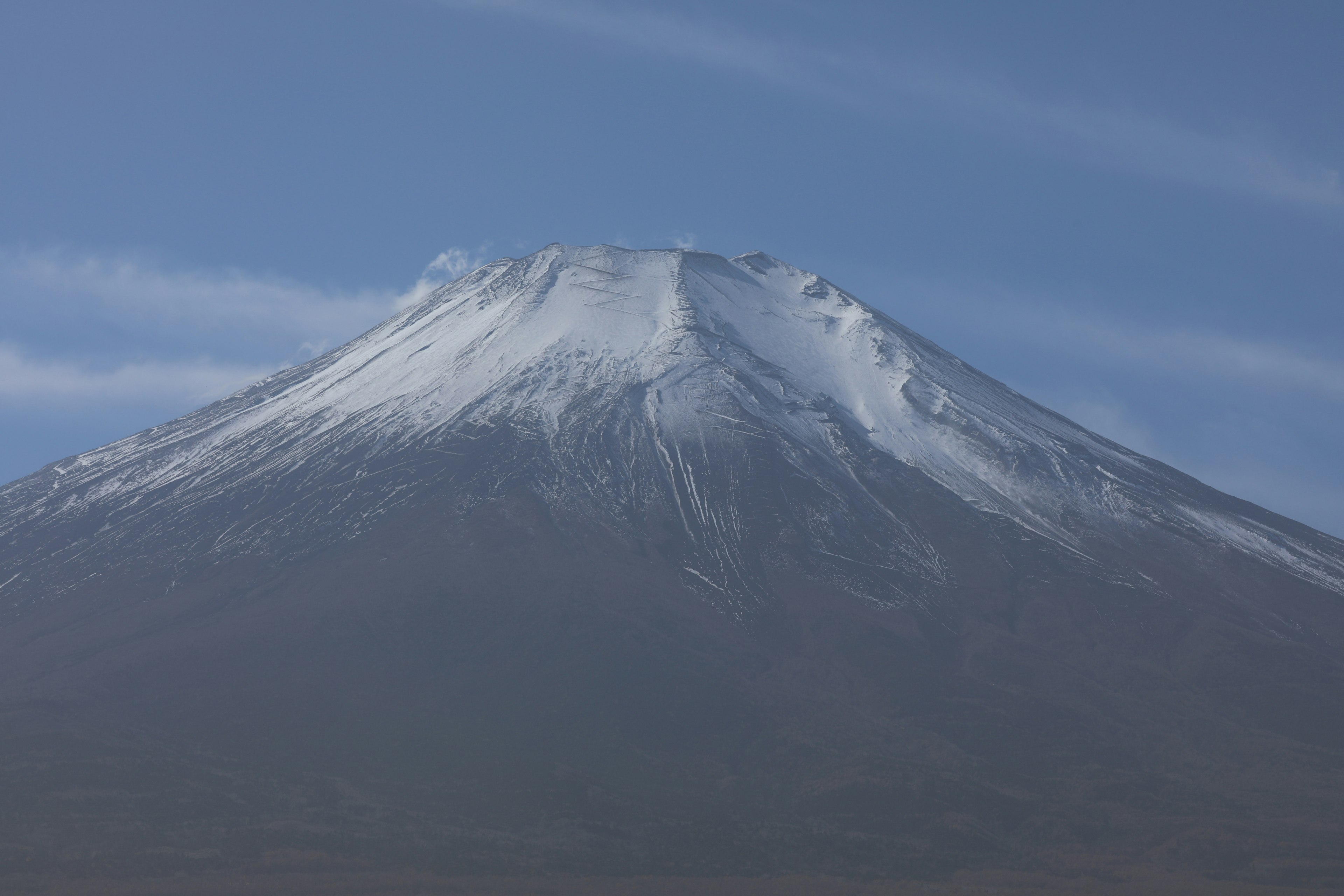 富士山の雪をかぶった頂上と青い空