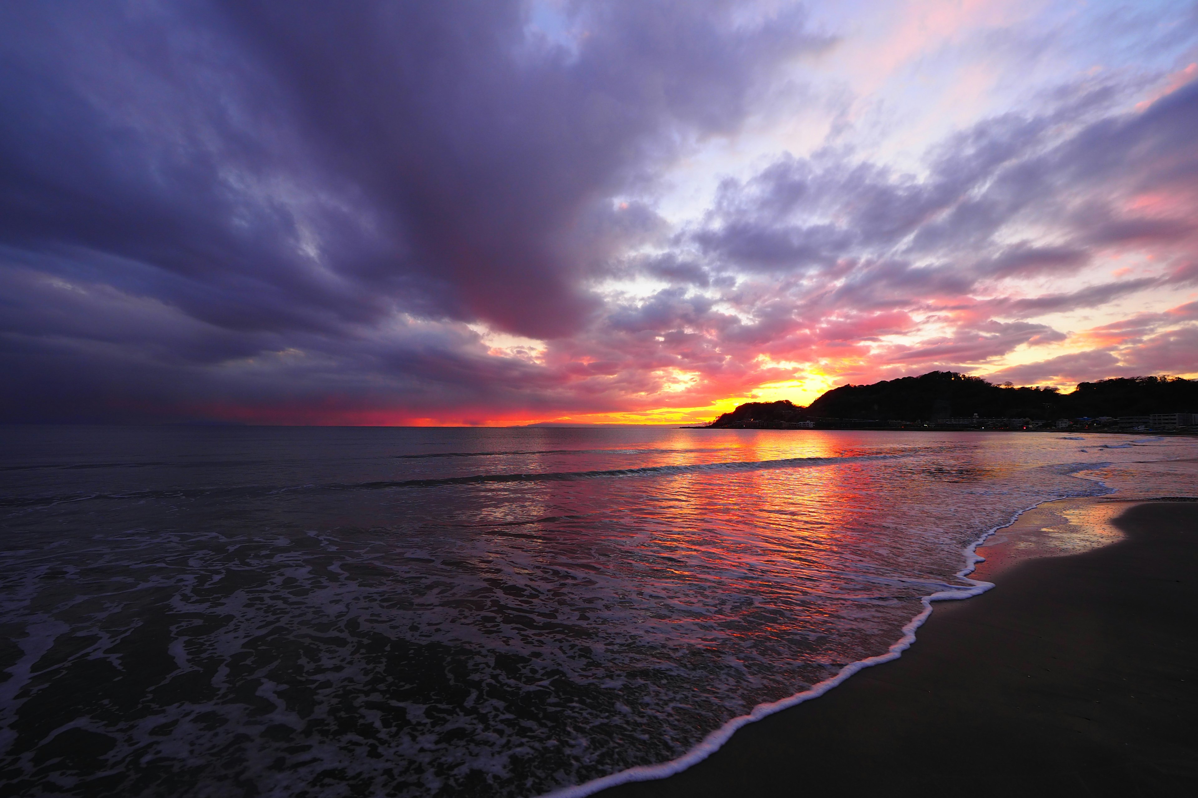 壮观的海岸日落与海浪