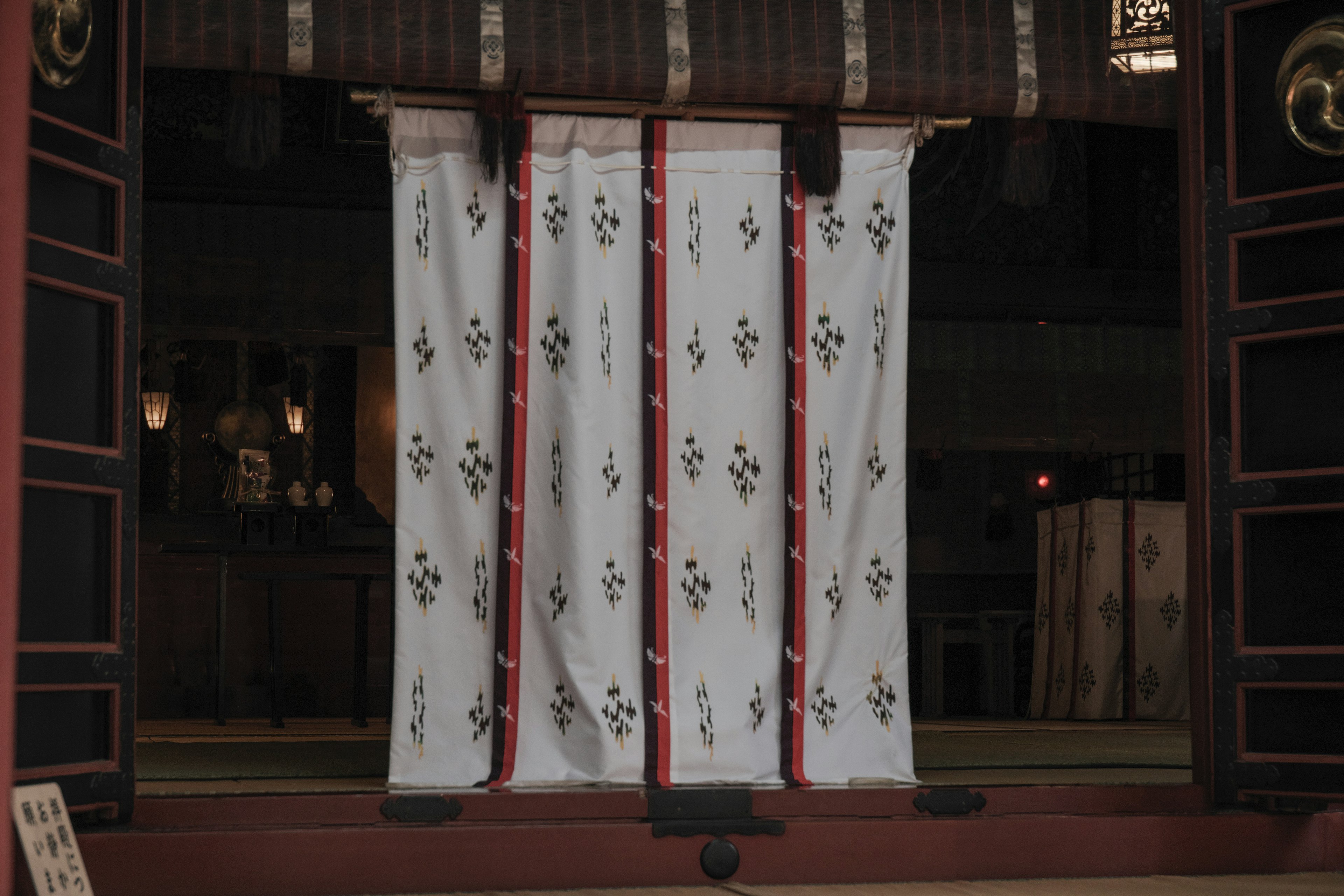 Cortinas japonesas tradicionales de tela blanca con borde rojo