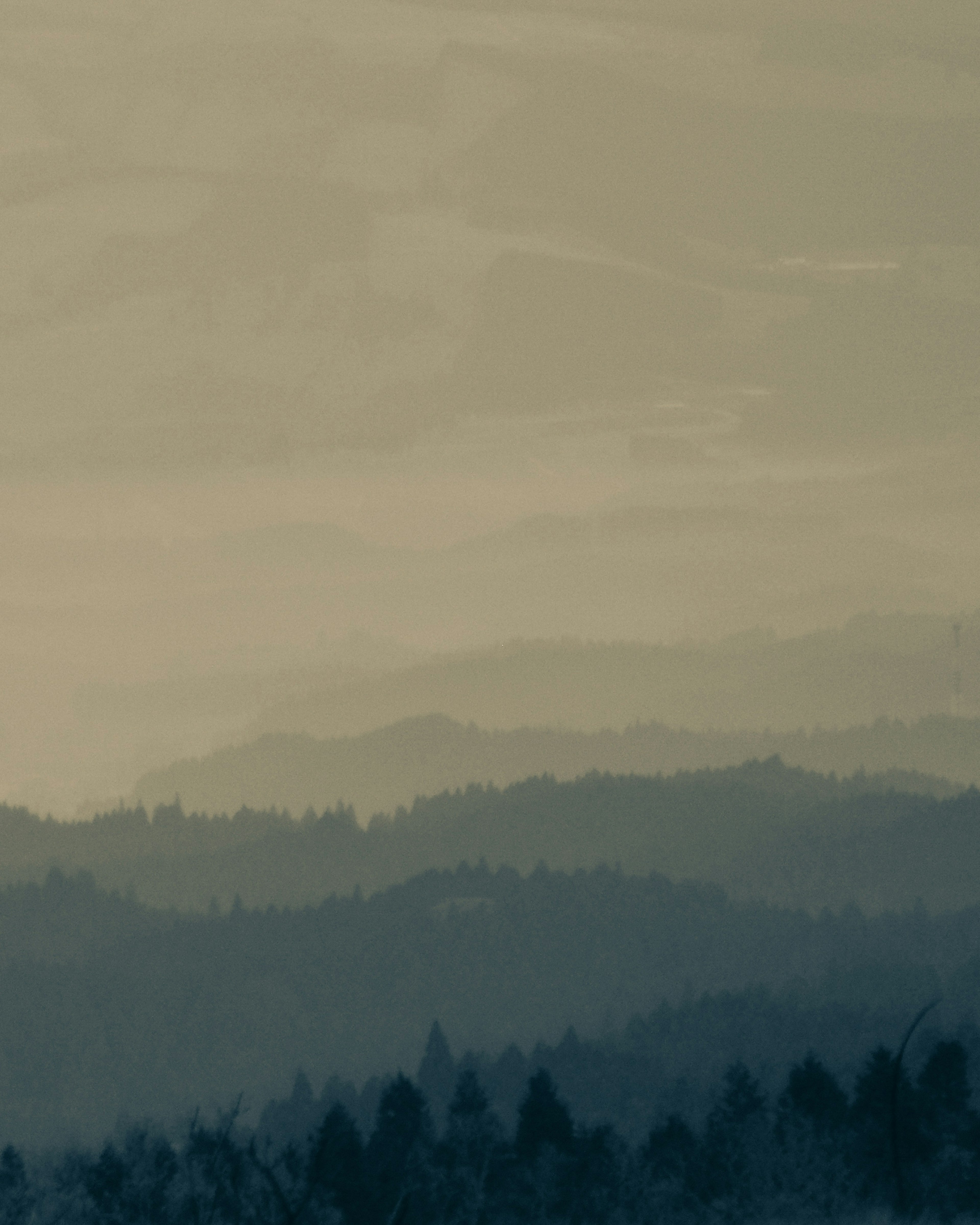 Paysage avec des montagnes superposées et des tons doux