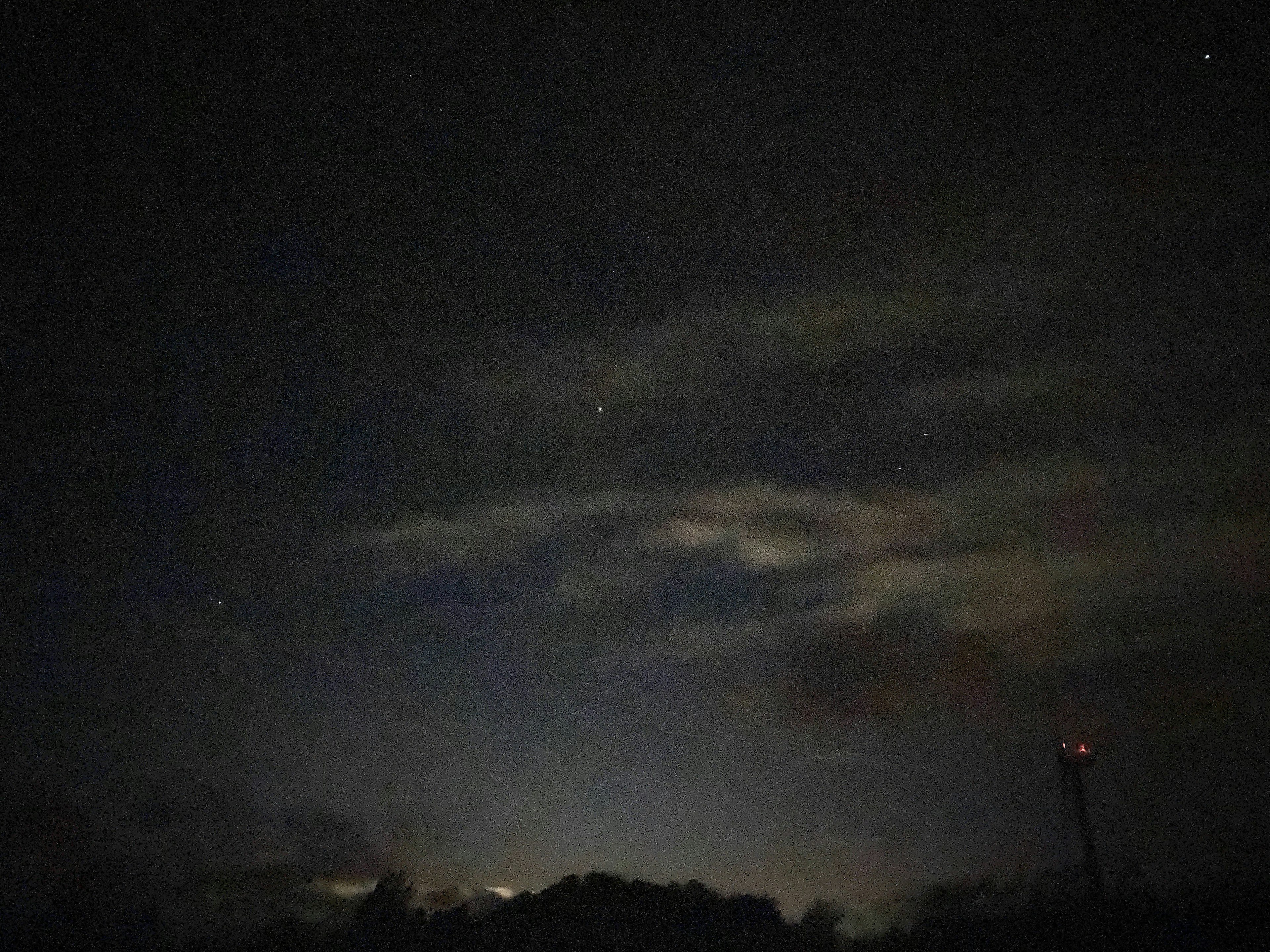 Langit malam dengan bintang dan awan