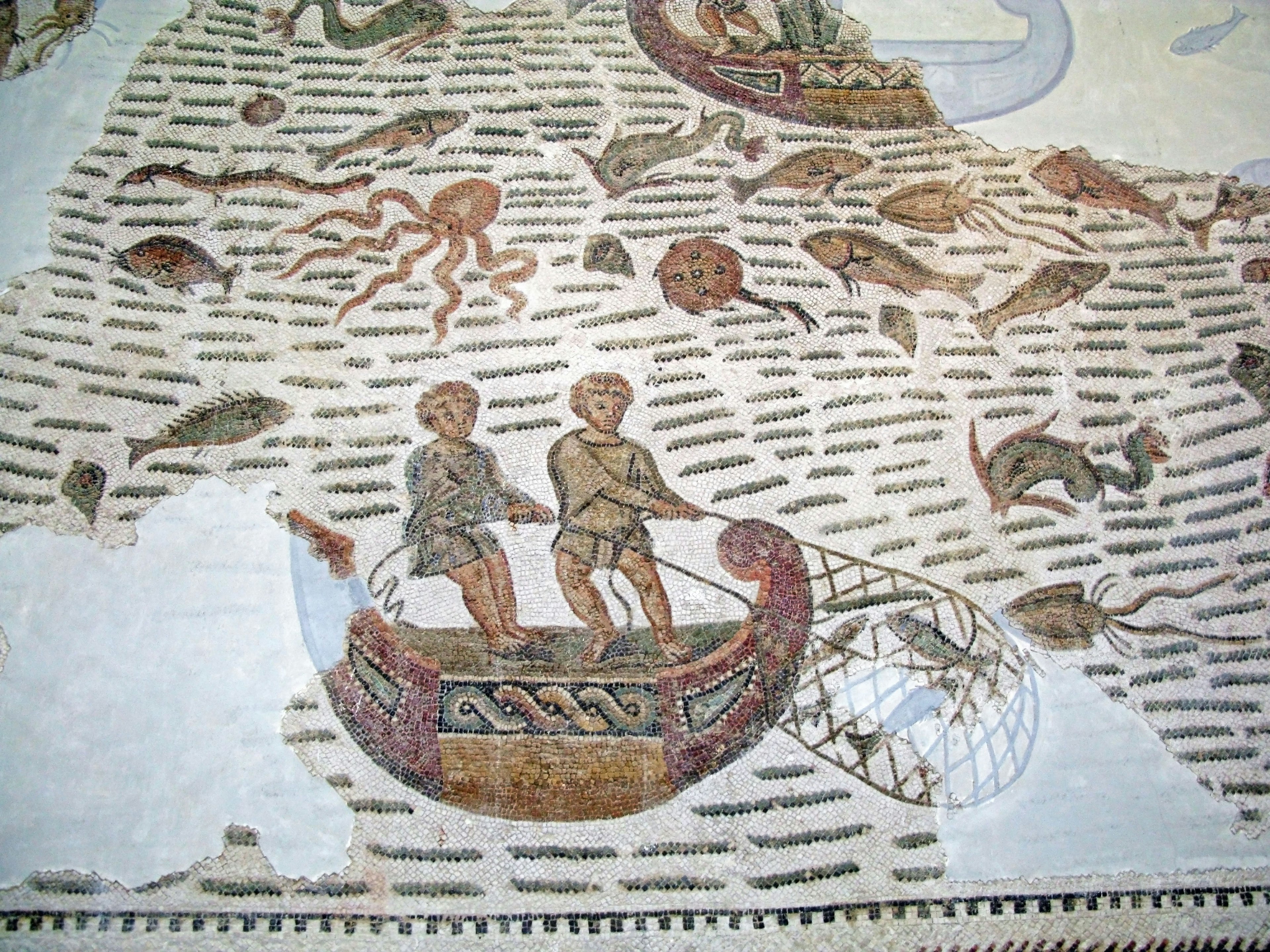 Mosaico antiguo que representa a dos pescadores atrapando peces