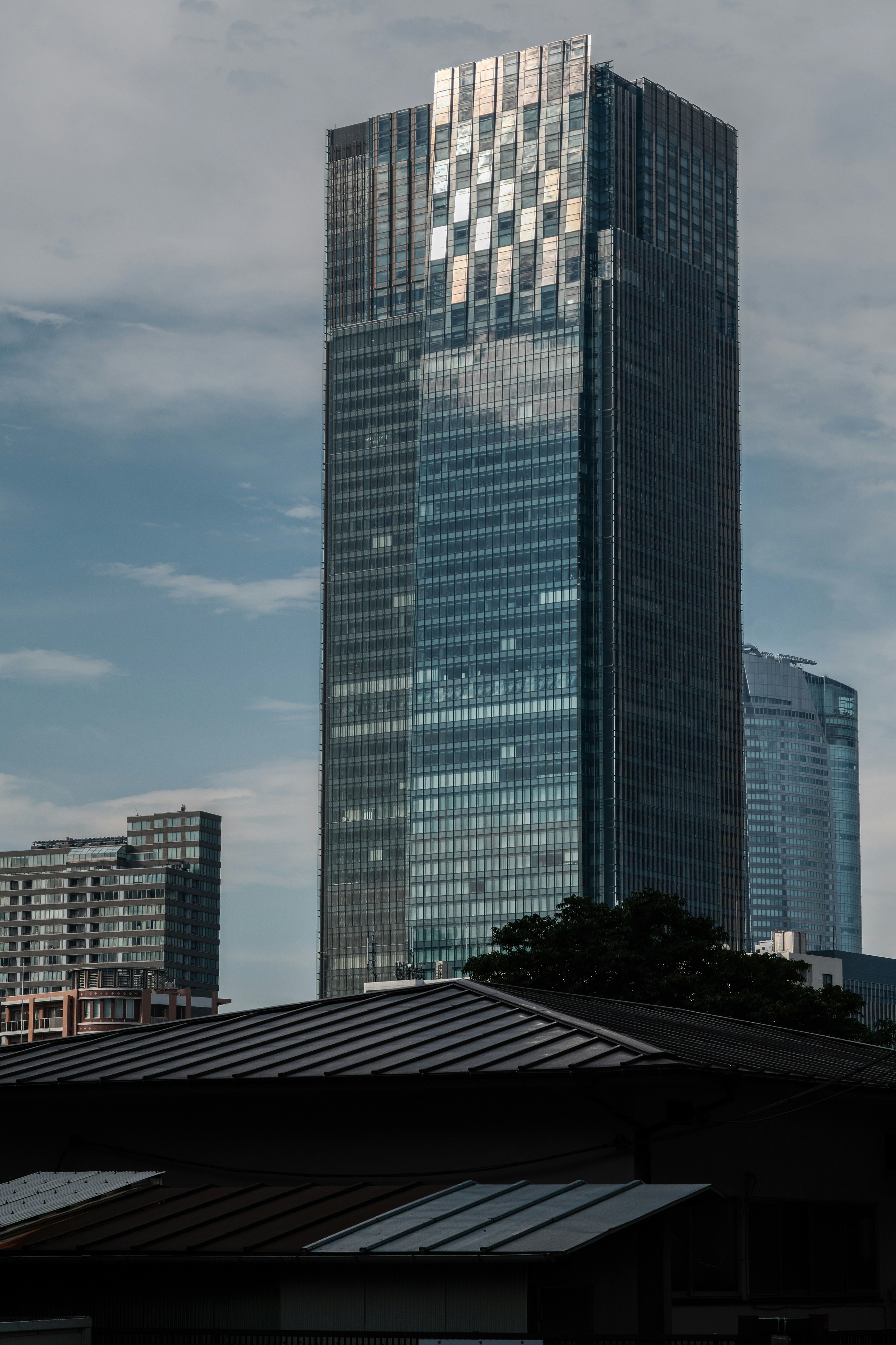 高層ビルの近景、周囲の建物が見える