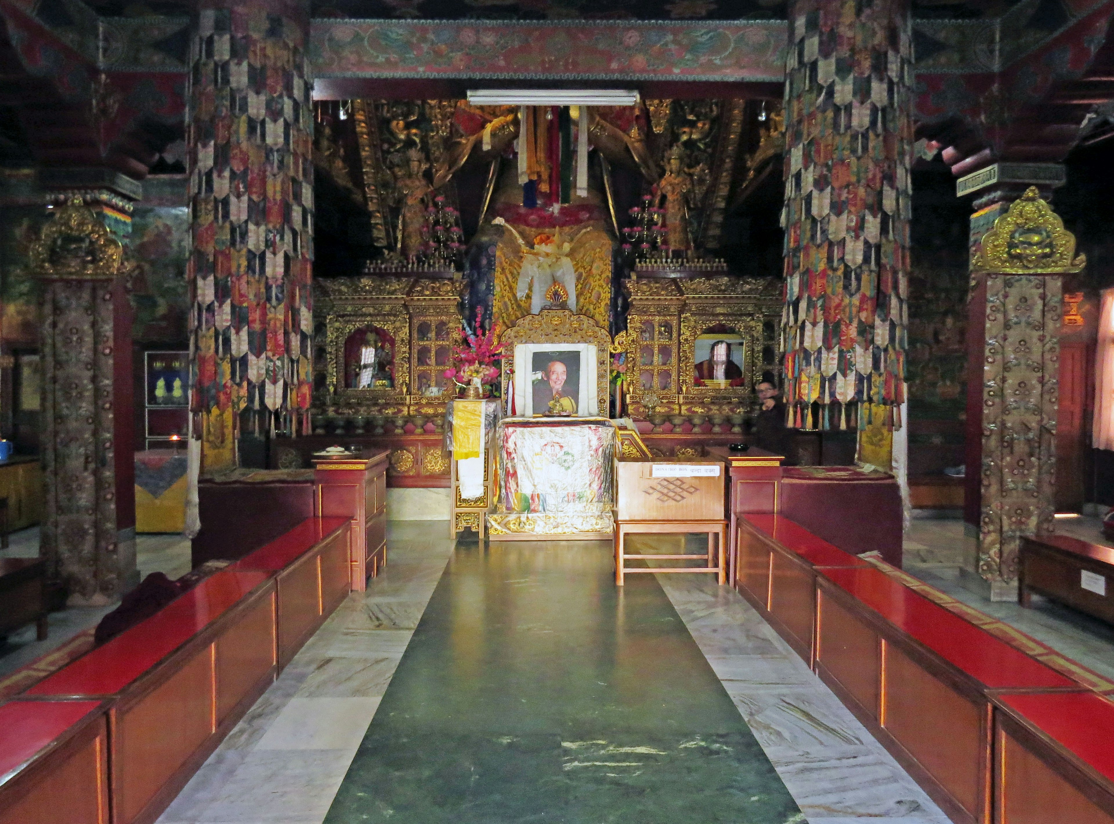 Interior sebuah kuil dengan dekorasi rumit dan altar