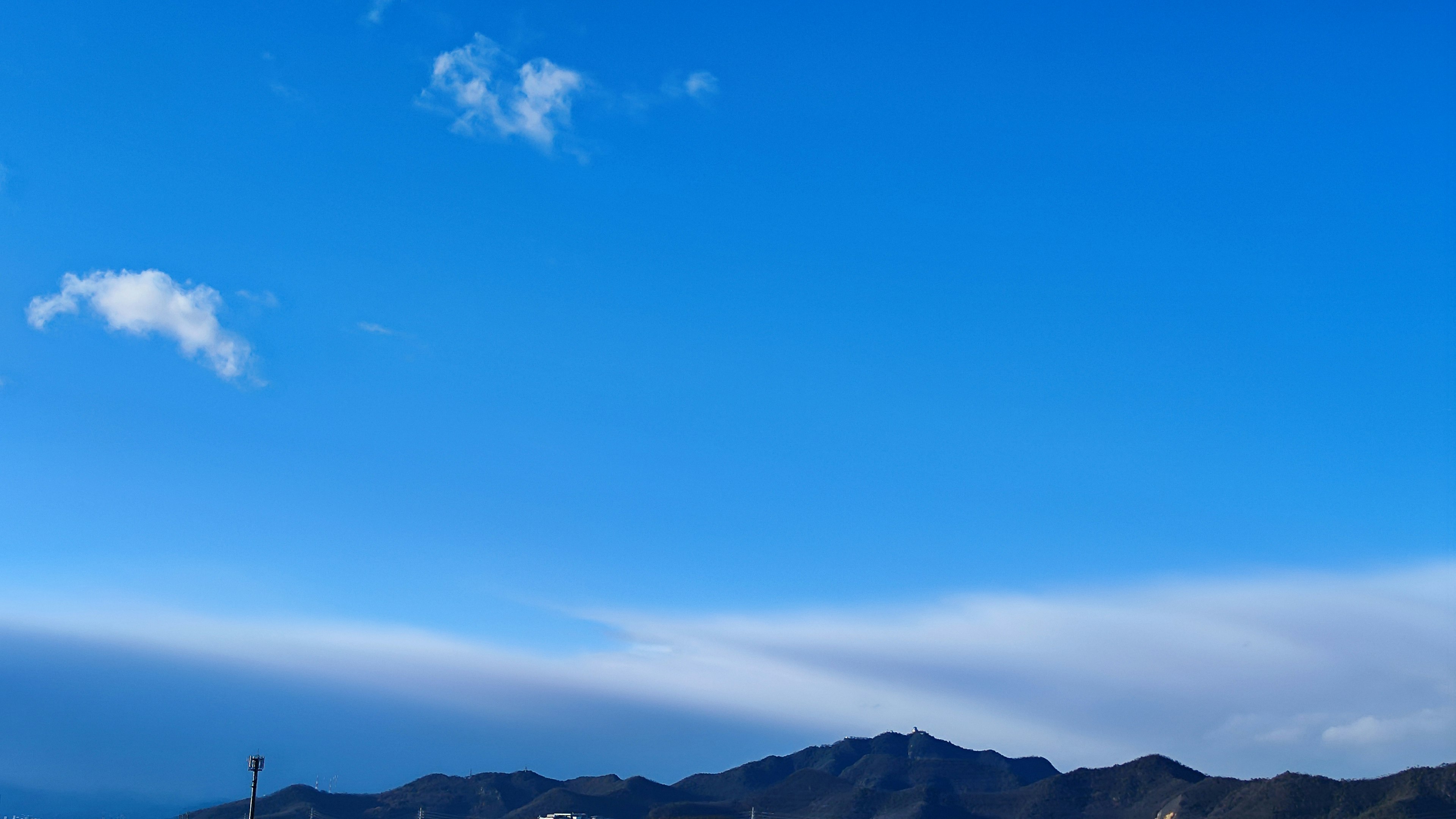 Pemandangan pegunungan dengan langit biru dan awan