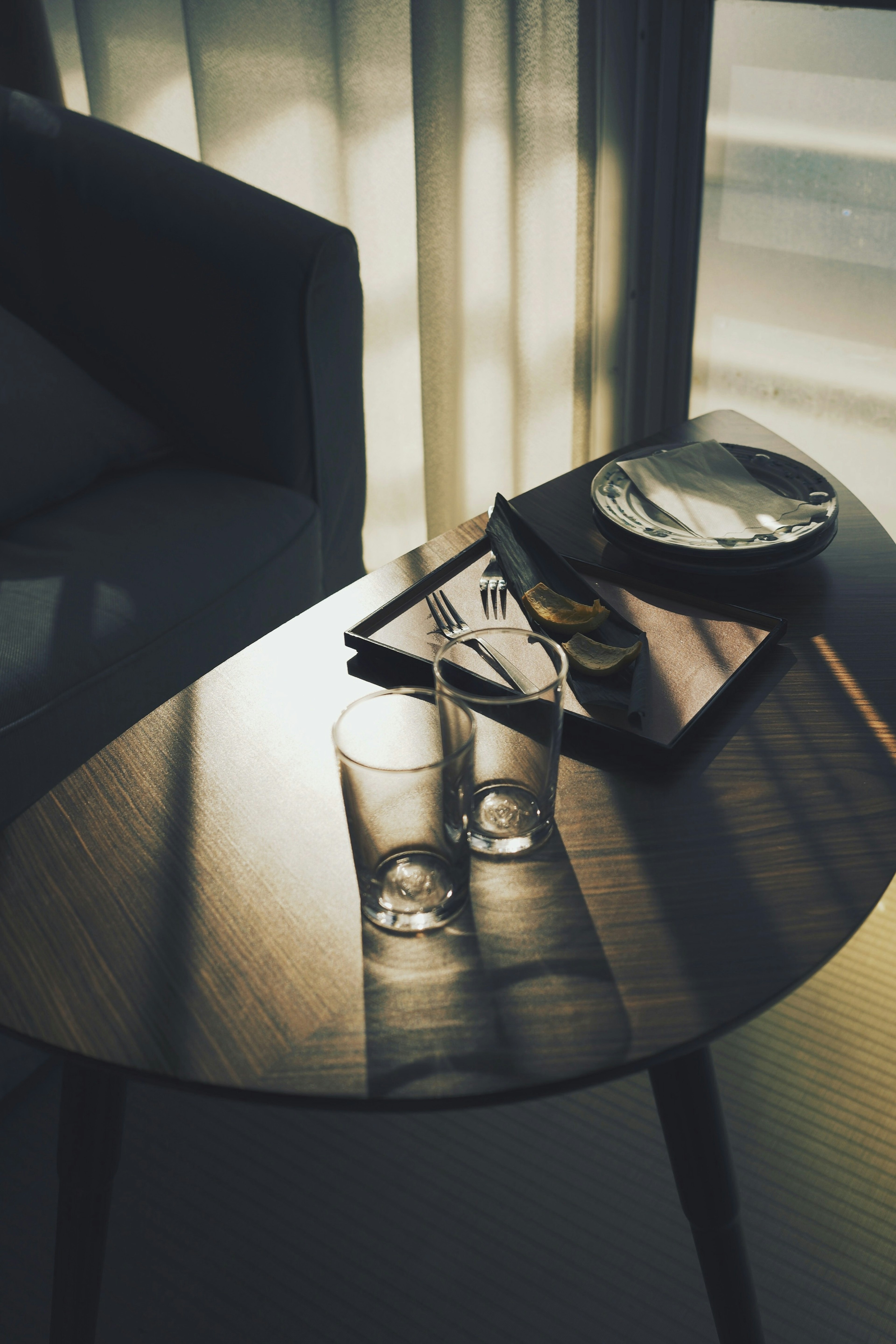 Nature morte de verres et assiettes sur une table