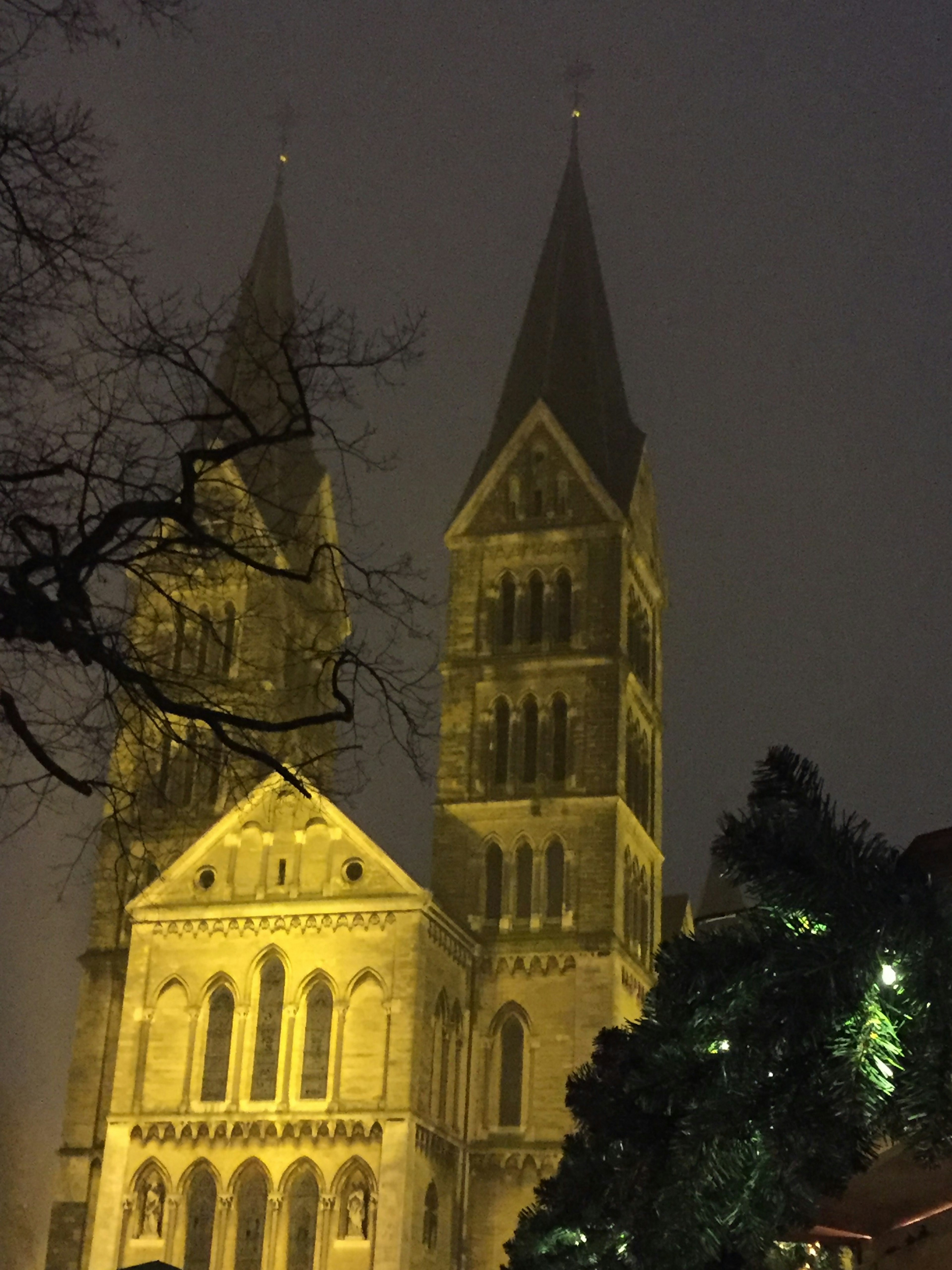 Magnifiques tours d'église illuminées dans le brouillard nocturne