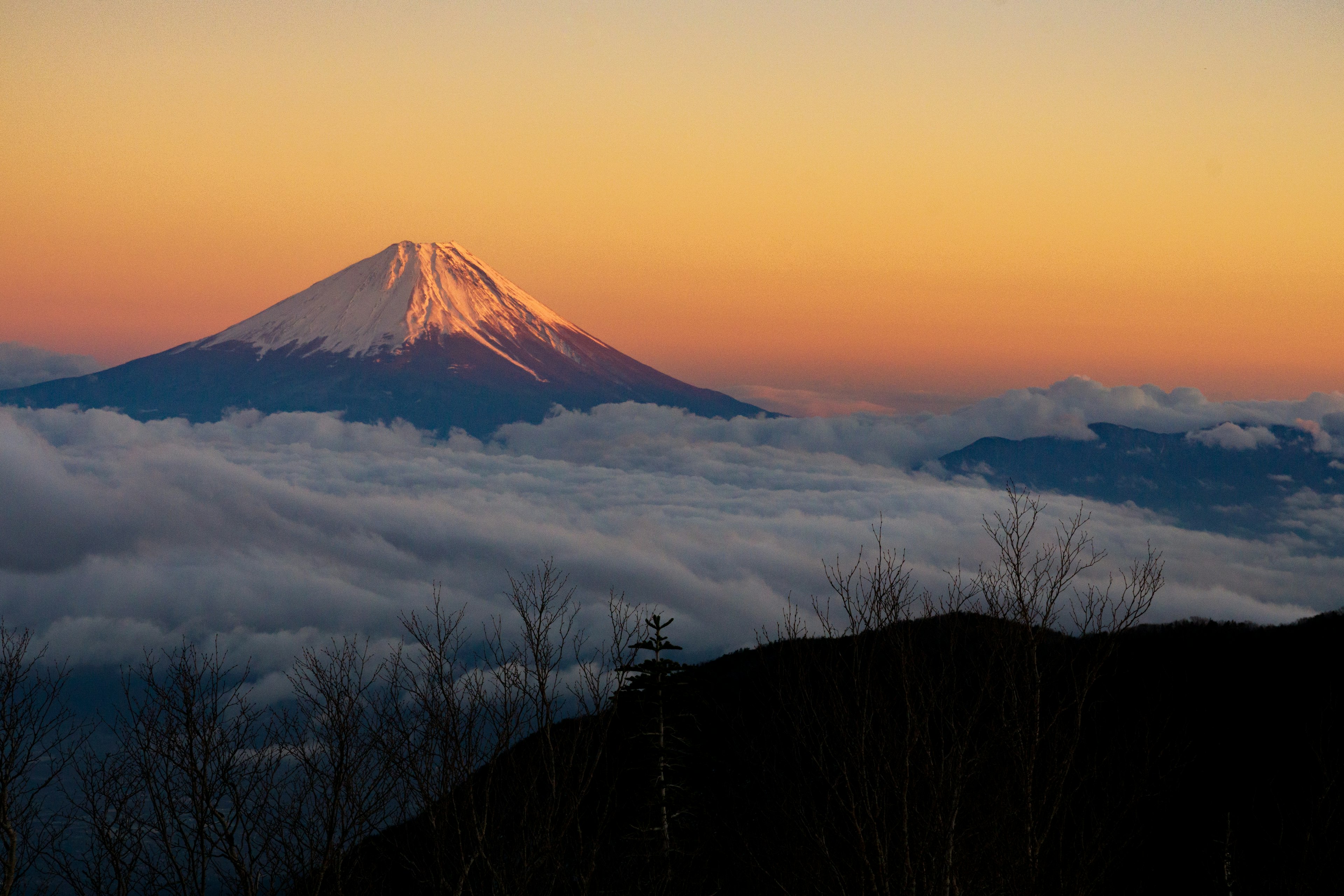 Monte Fuji iluminado por el atardecer sobre las nubes