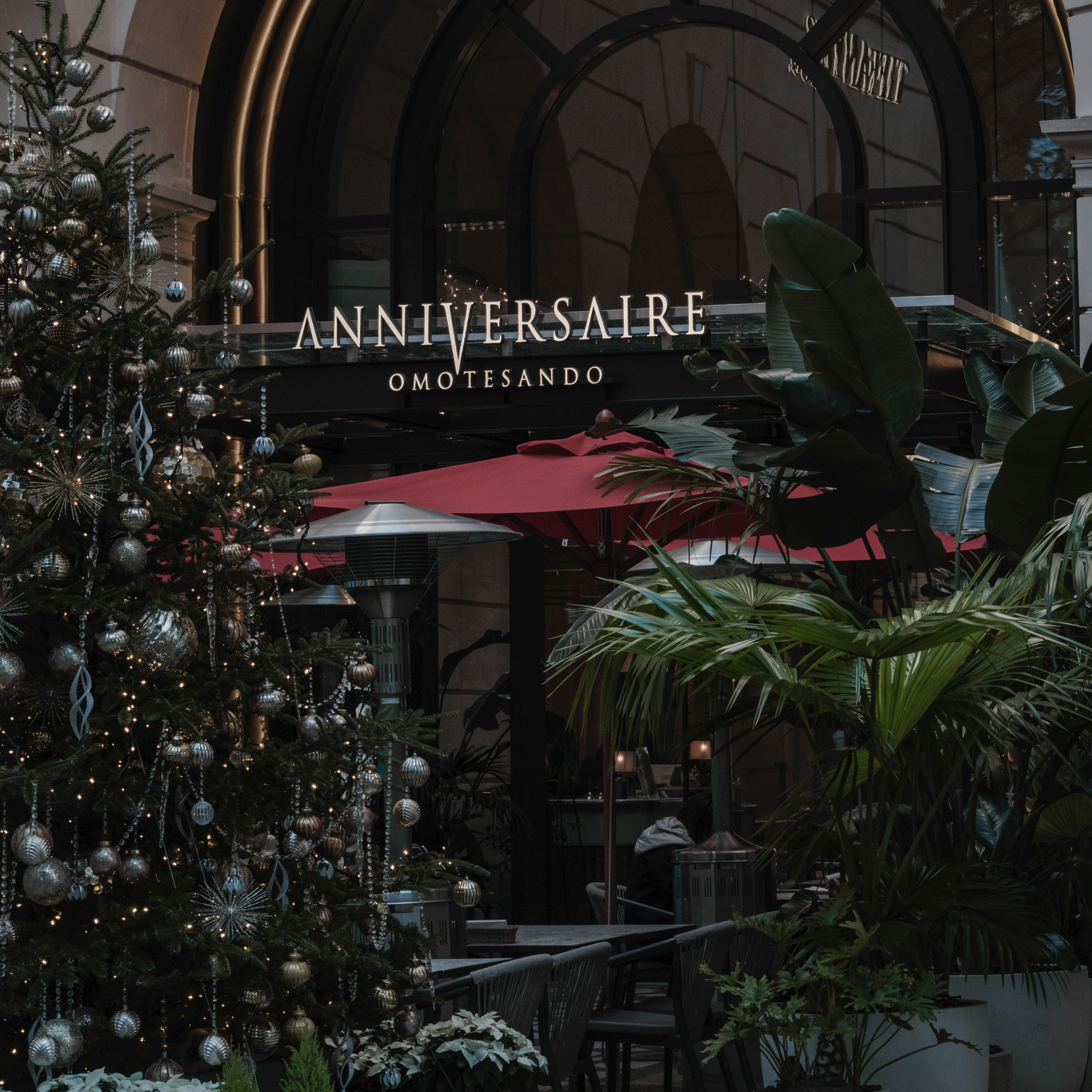 Albero di Natale e tavoli all'aperto da ANNIVERSAIRE Omotesando