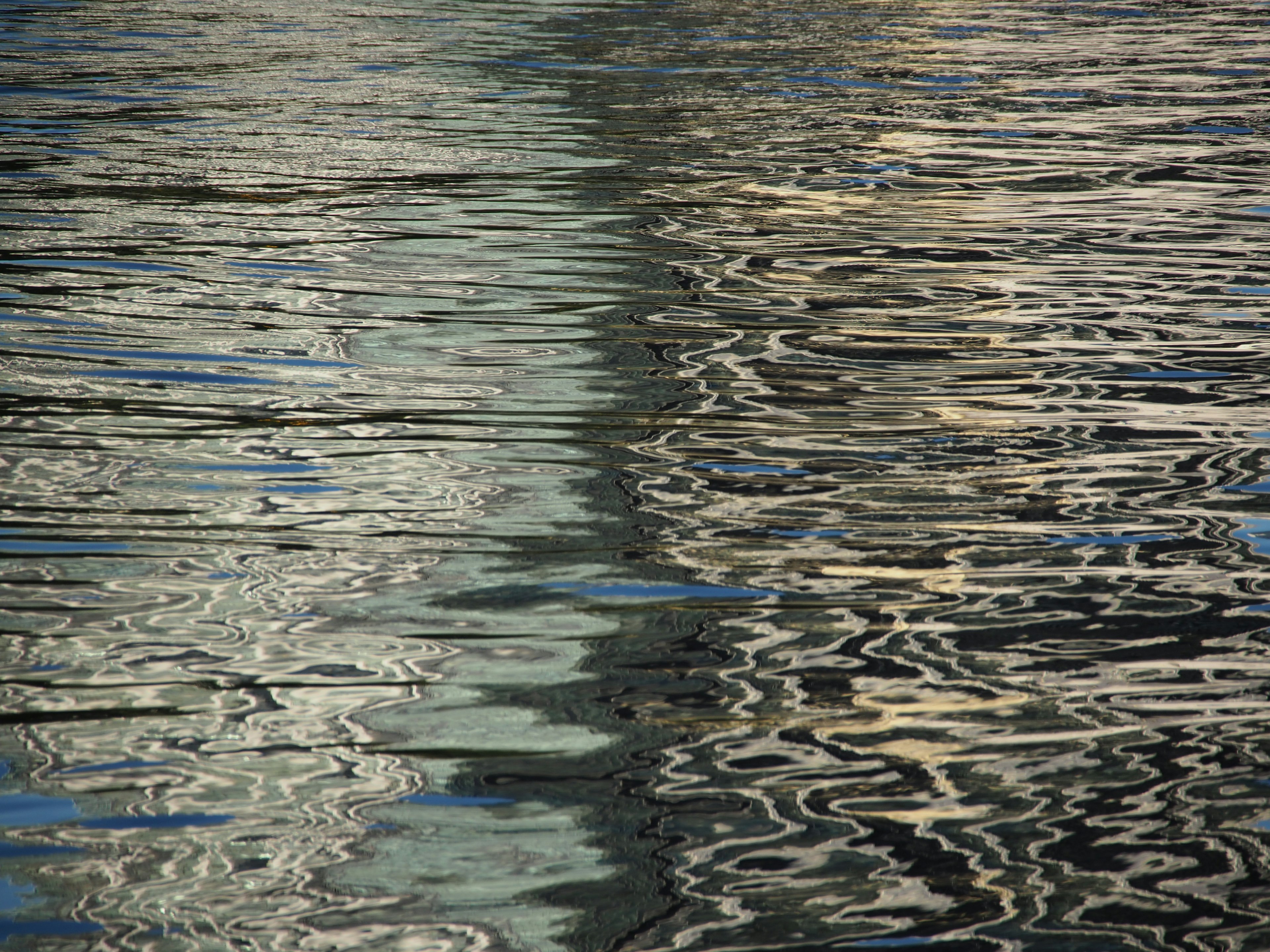 Imagen de hermosos reflejos de agua ondulados