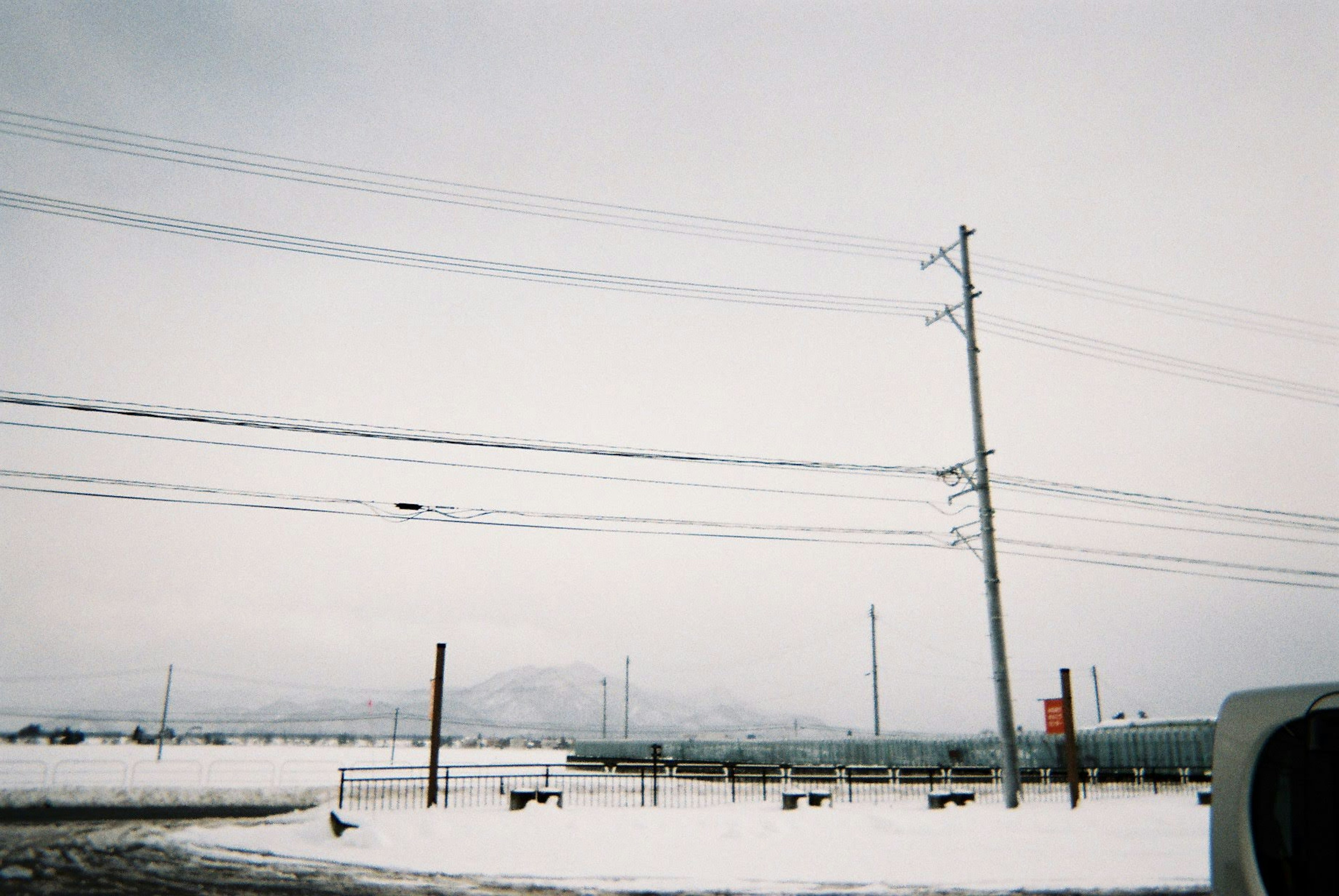 雪覆蓋的風景，電線杆和寧靜的氛圍