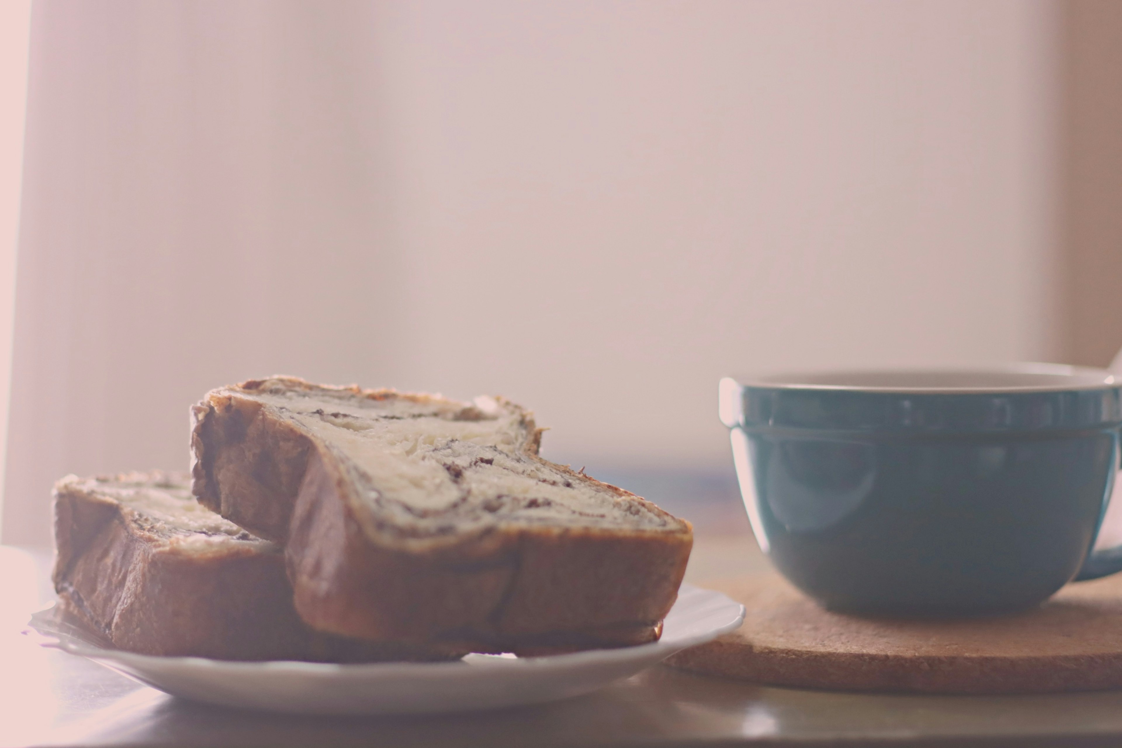 Tasse bleue avec des tranches de pain sur une assiette