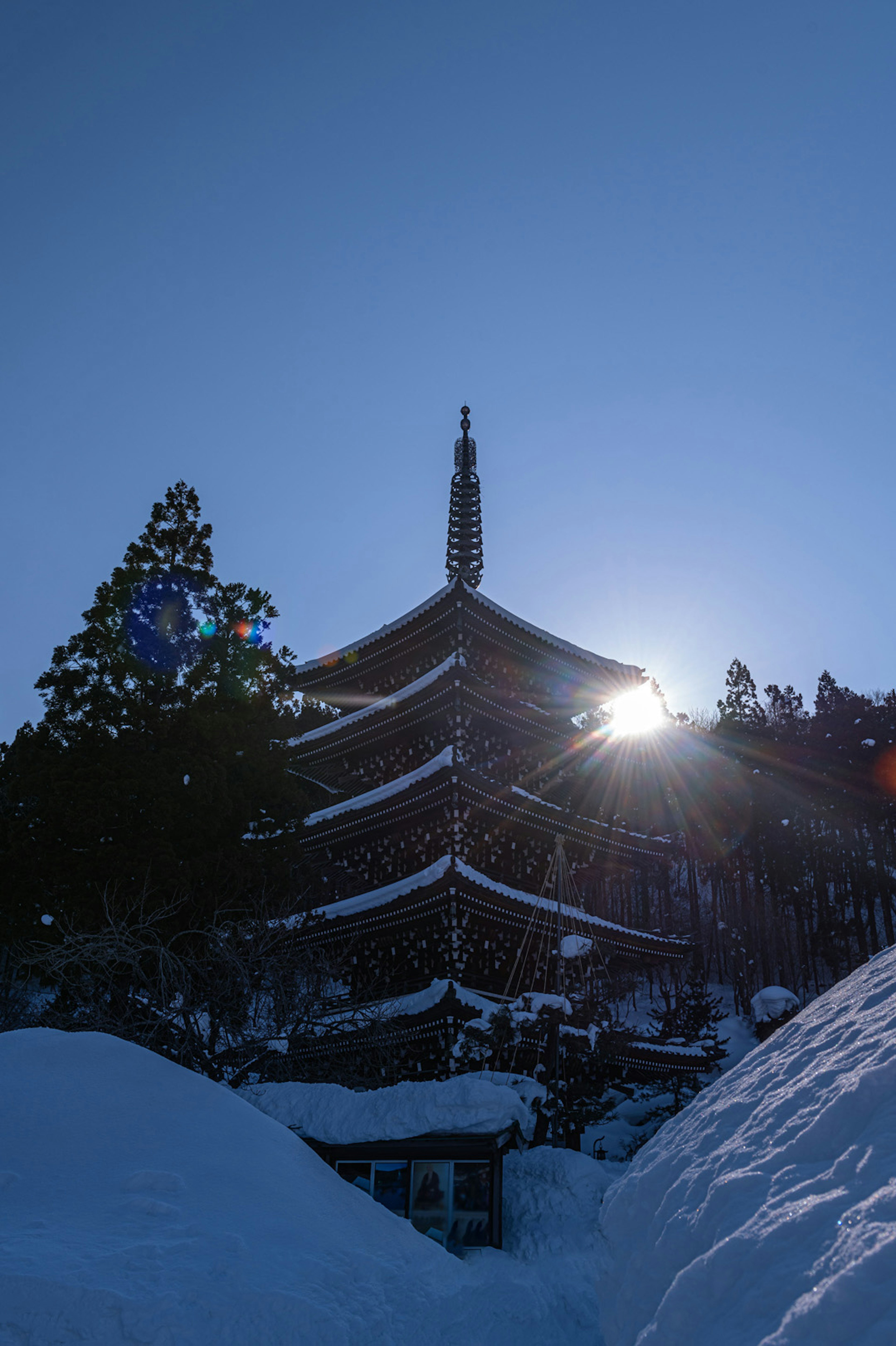 Pagoda cubierta de nieve contra un cielo azul claro