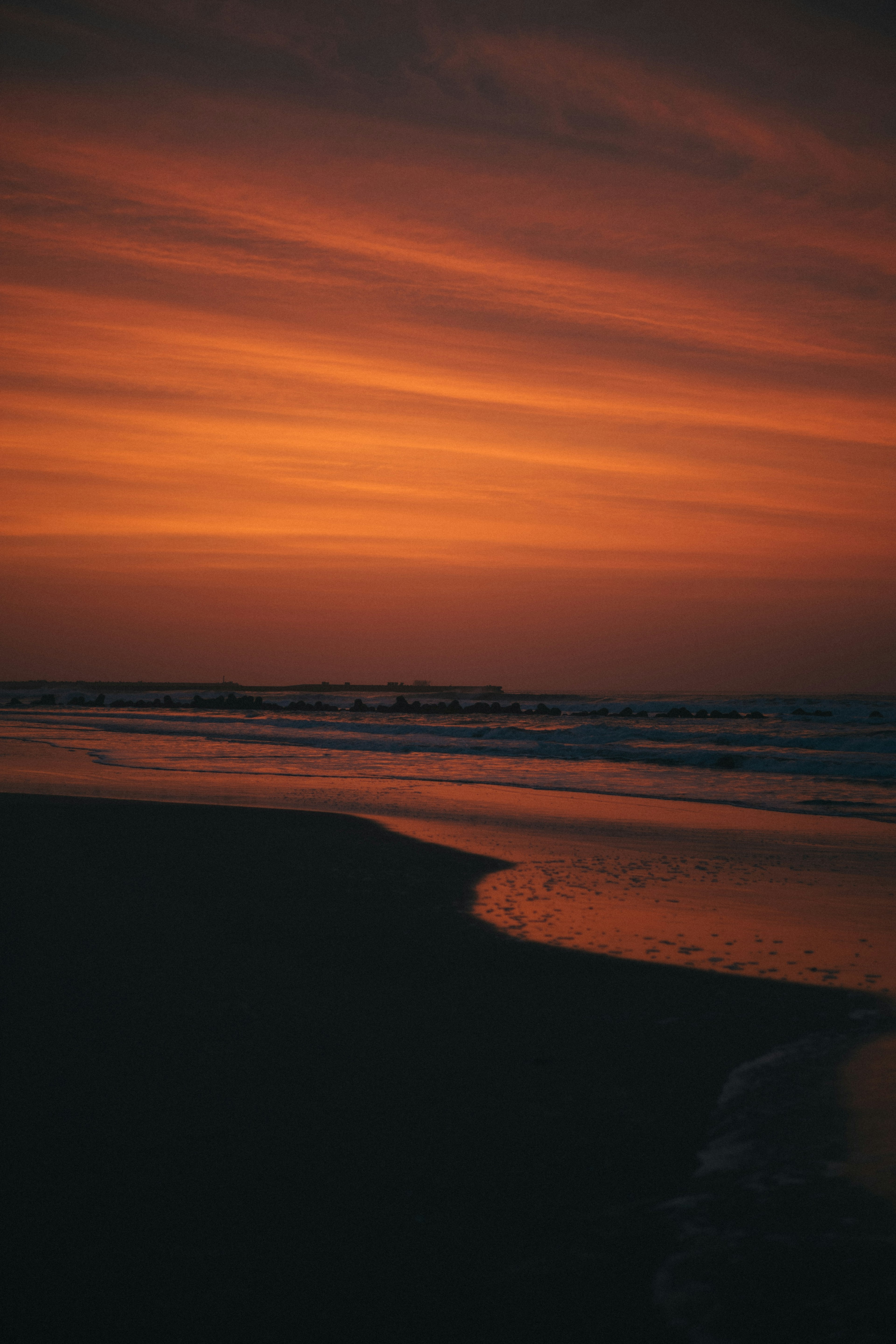 Bellissimo tramonto con onde che si riflettono sulla spiaggia