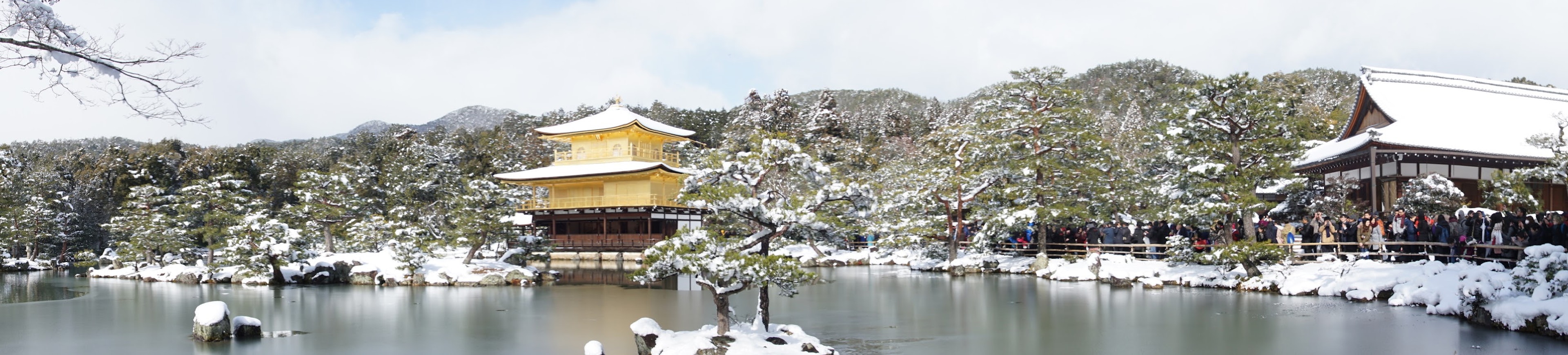 雪に覆われた金閣寺とその周囲の美しい風景