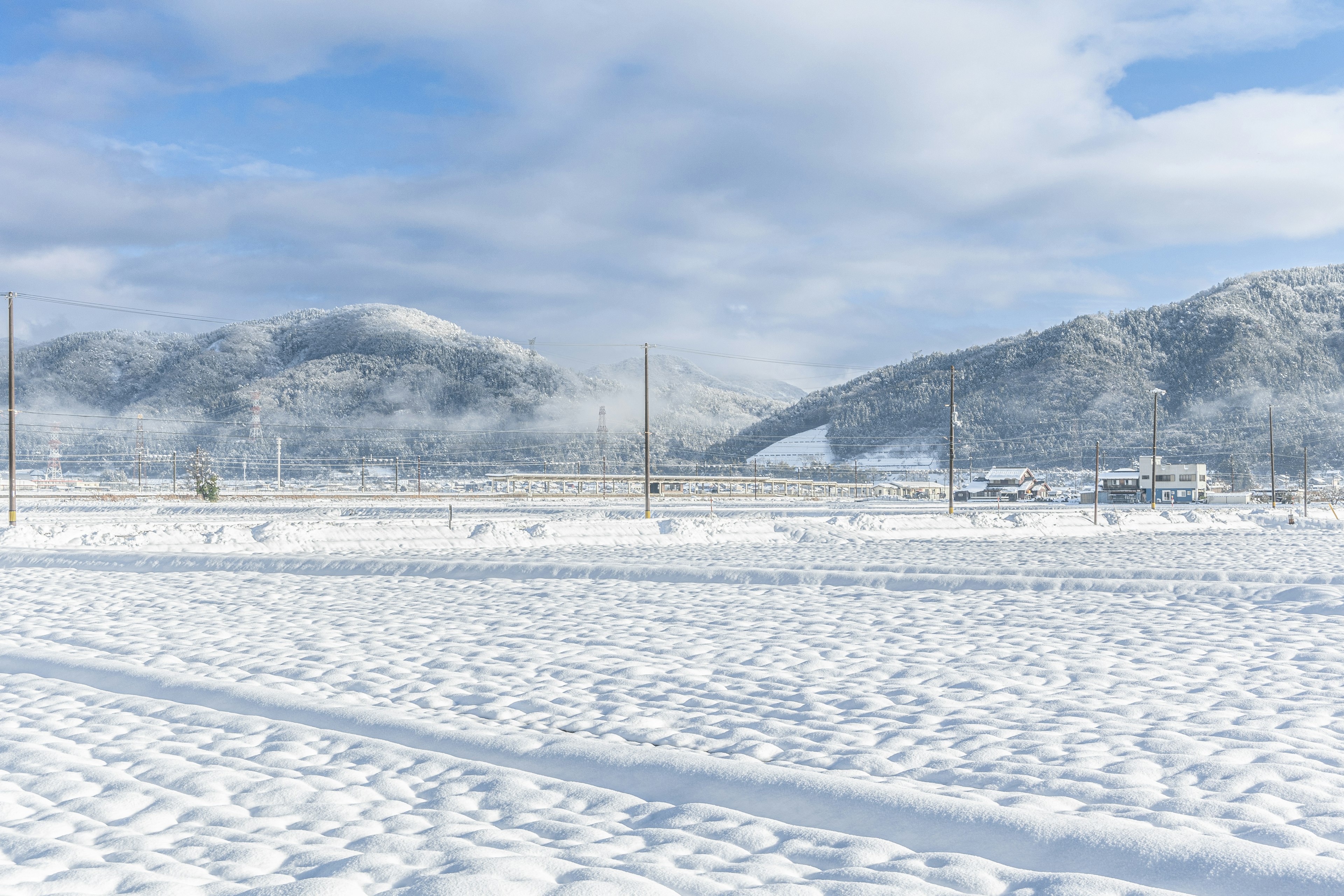 雪に覆われた広大な風景と青い空