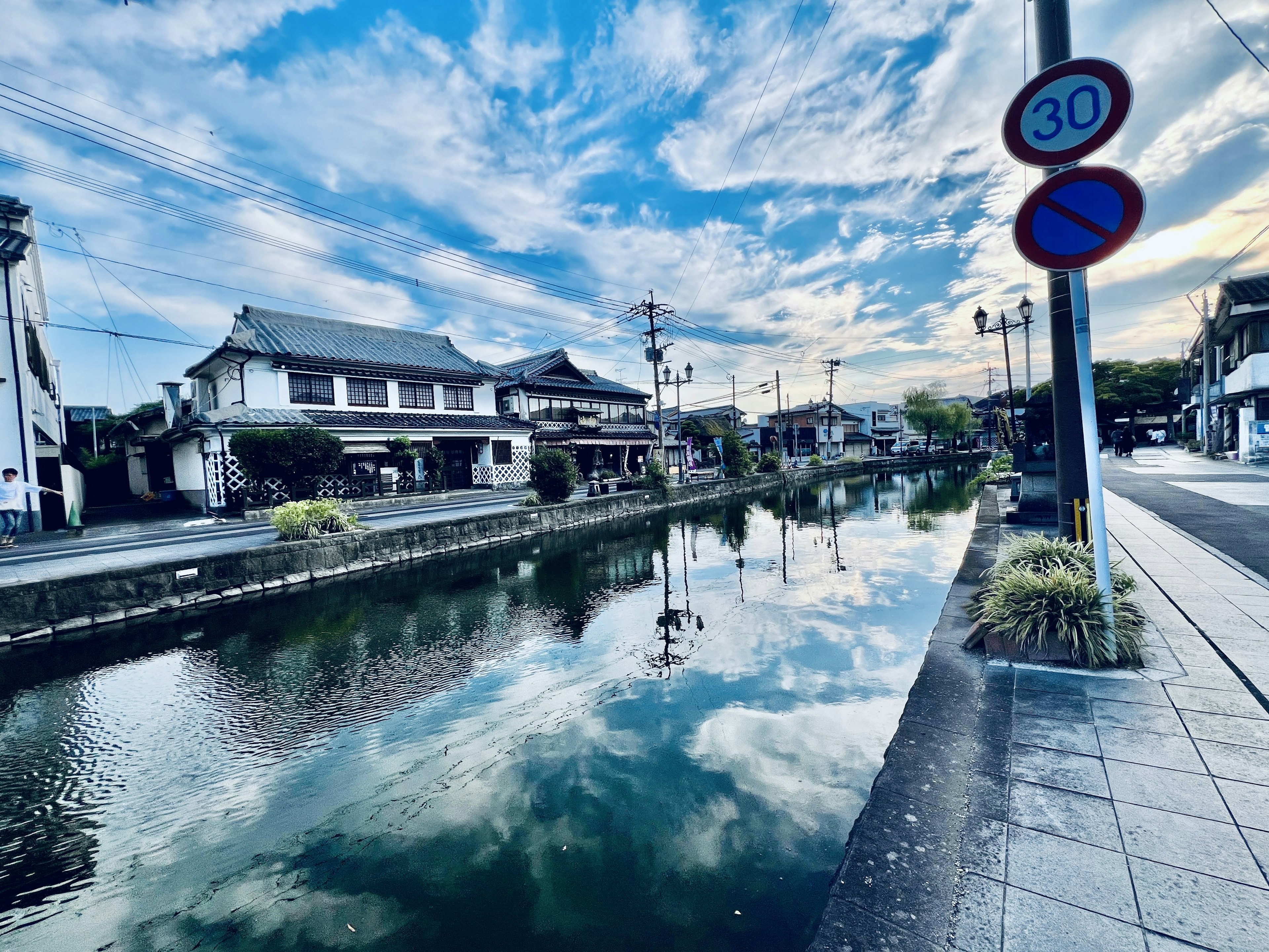 静かな運河と古い建物が映る風景