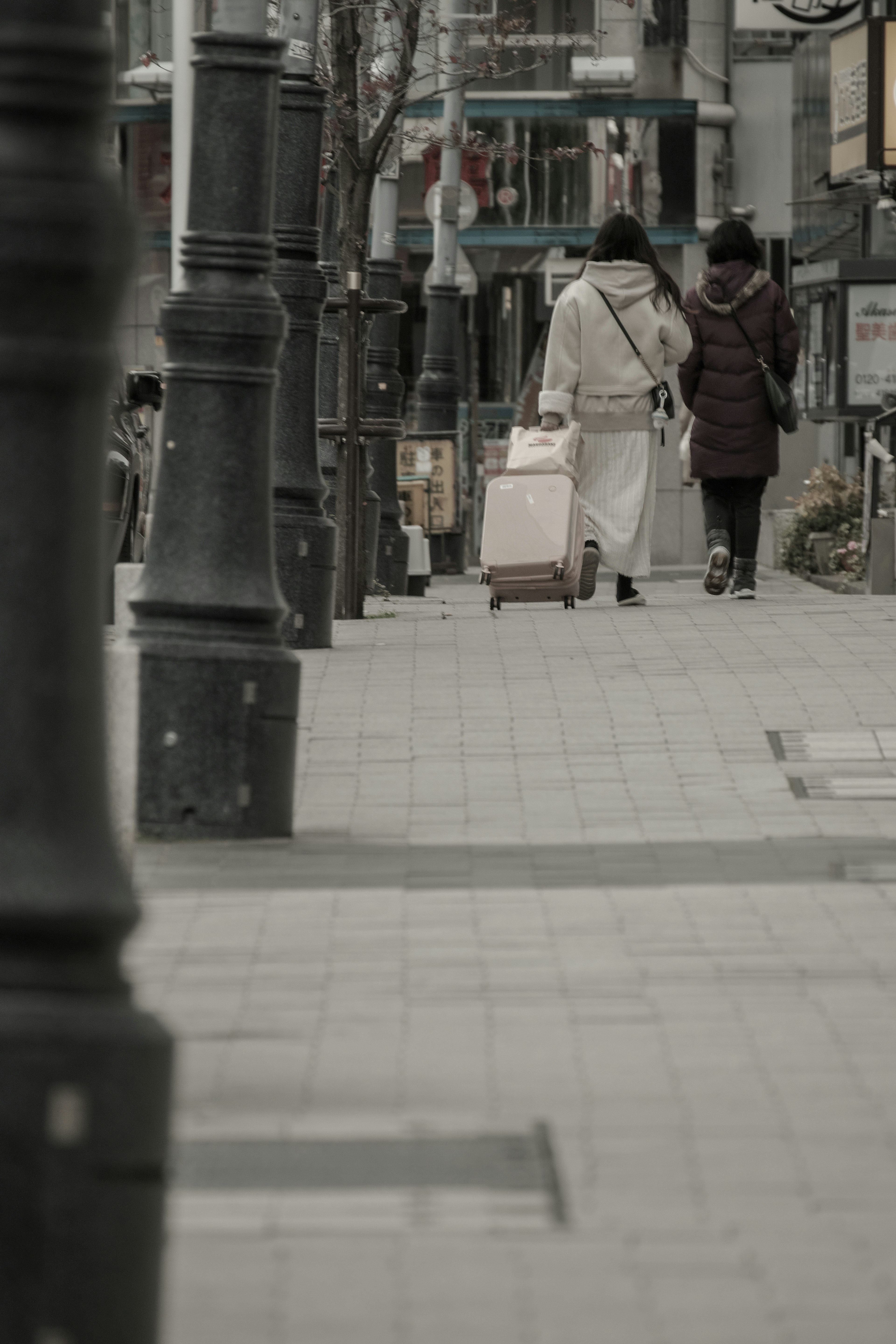 人々が歩いている街の歩道の風景