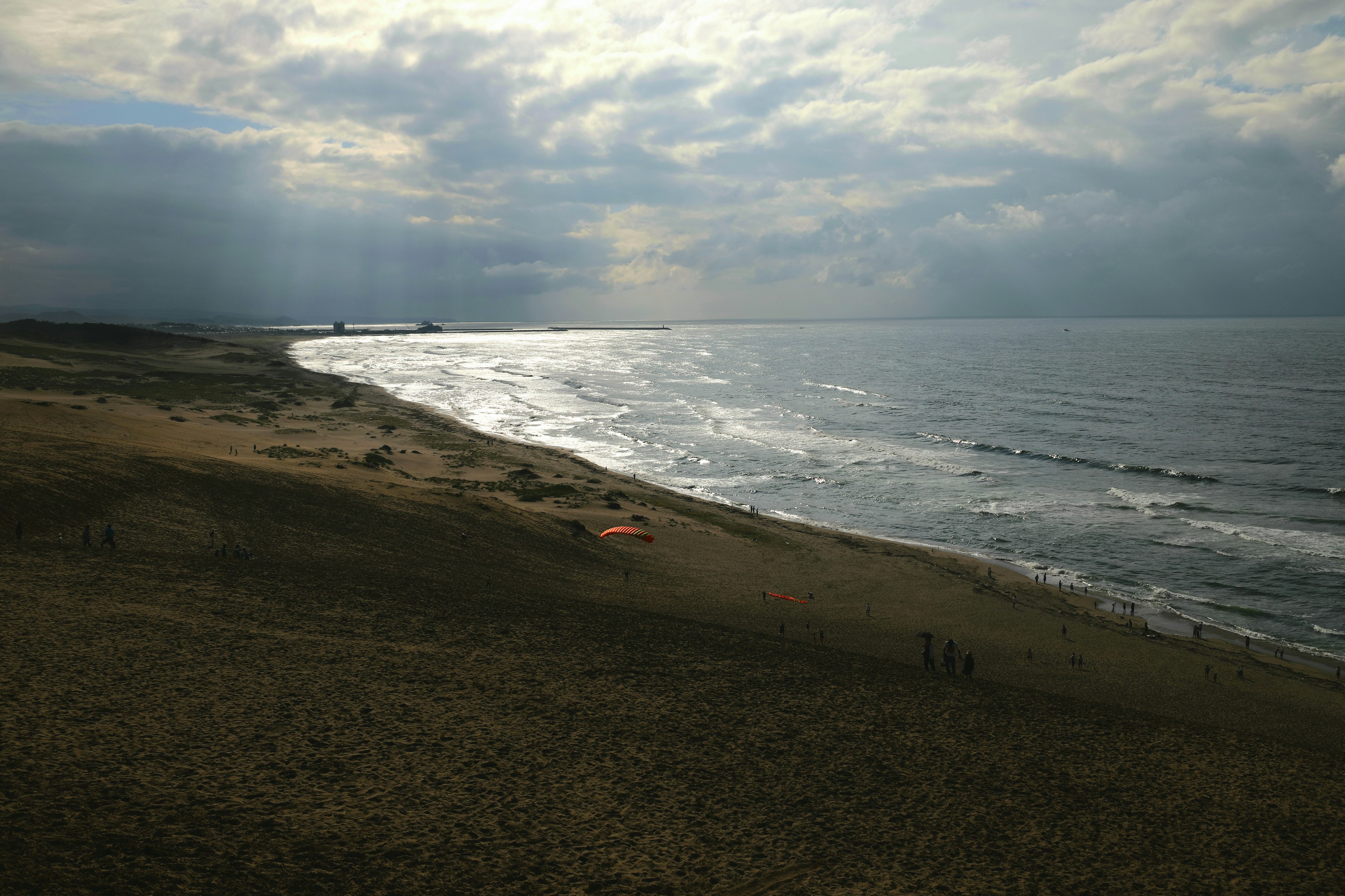 海洋和天空的風景 看到沙灘和海浪