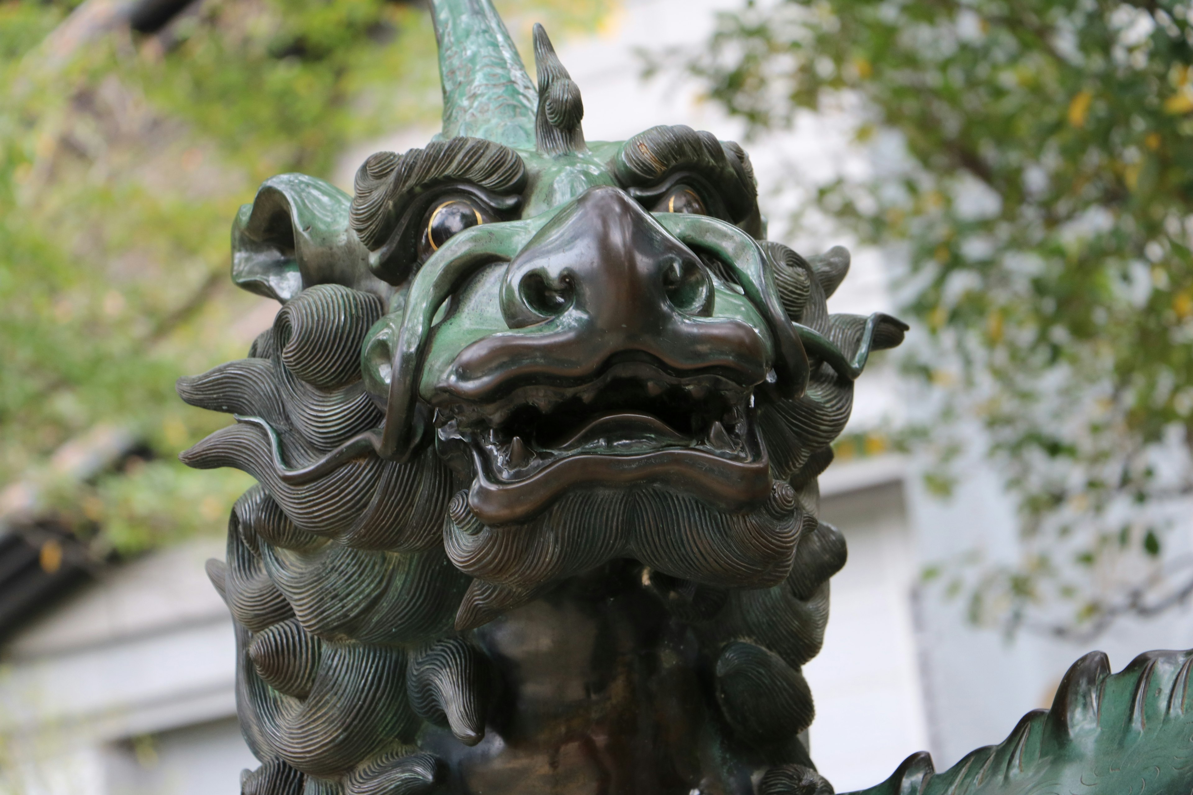 Gros plan sur le visage d'une sculpture de dragon vert