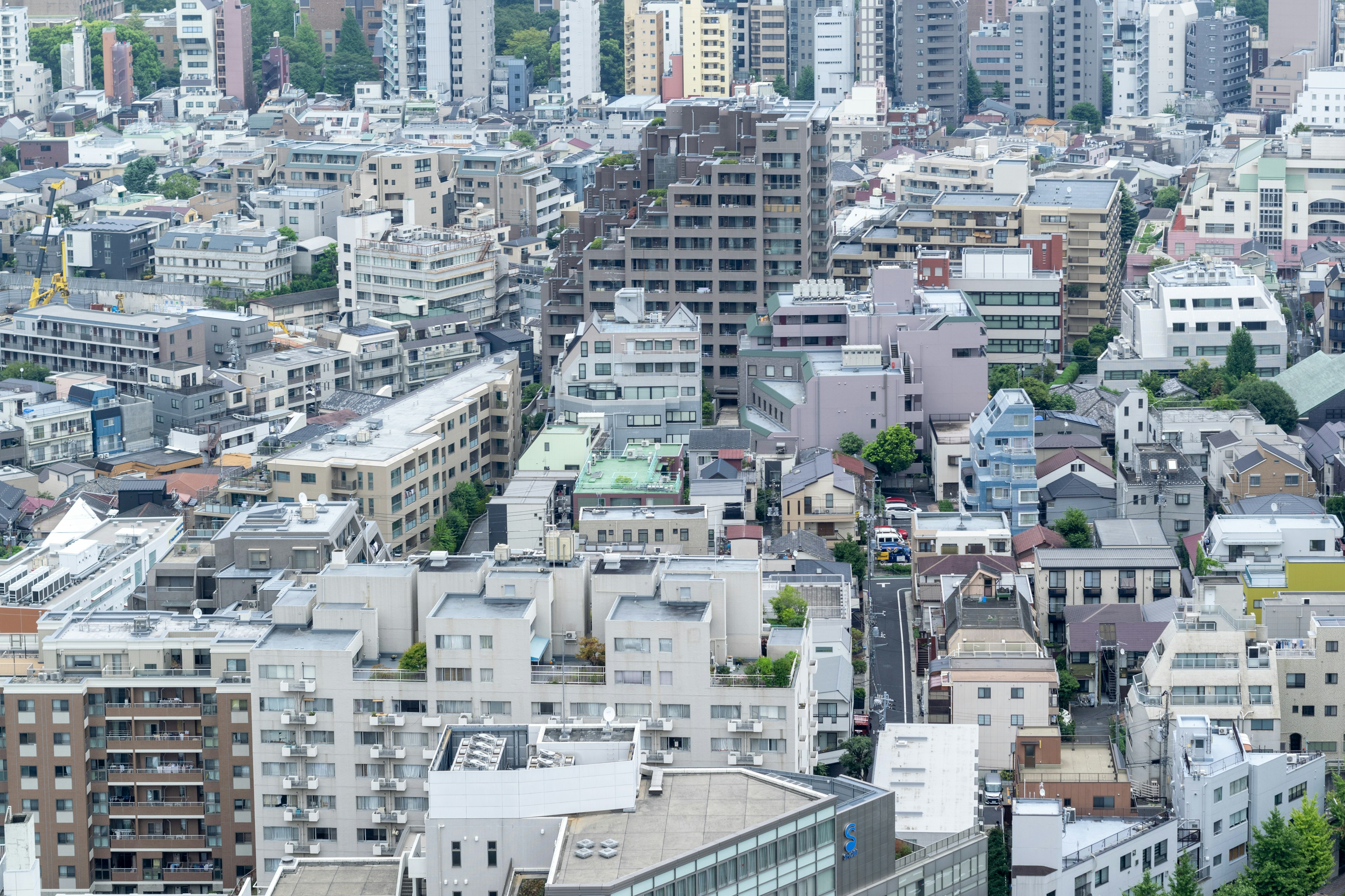 Pemandangan kota Tokyo dengan campuran gedung tinggi dan residensial