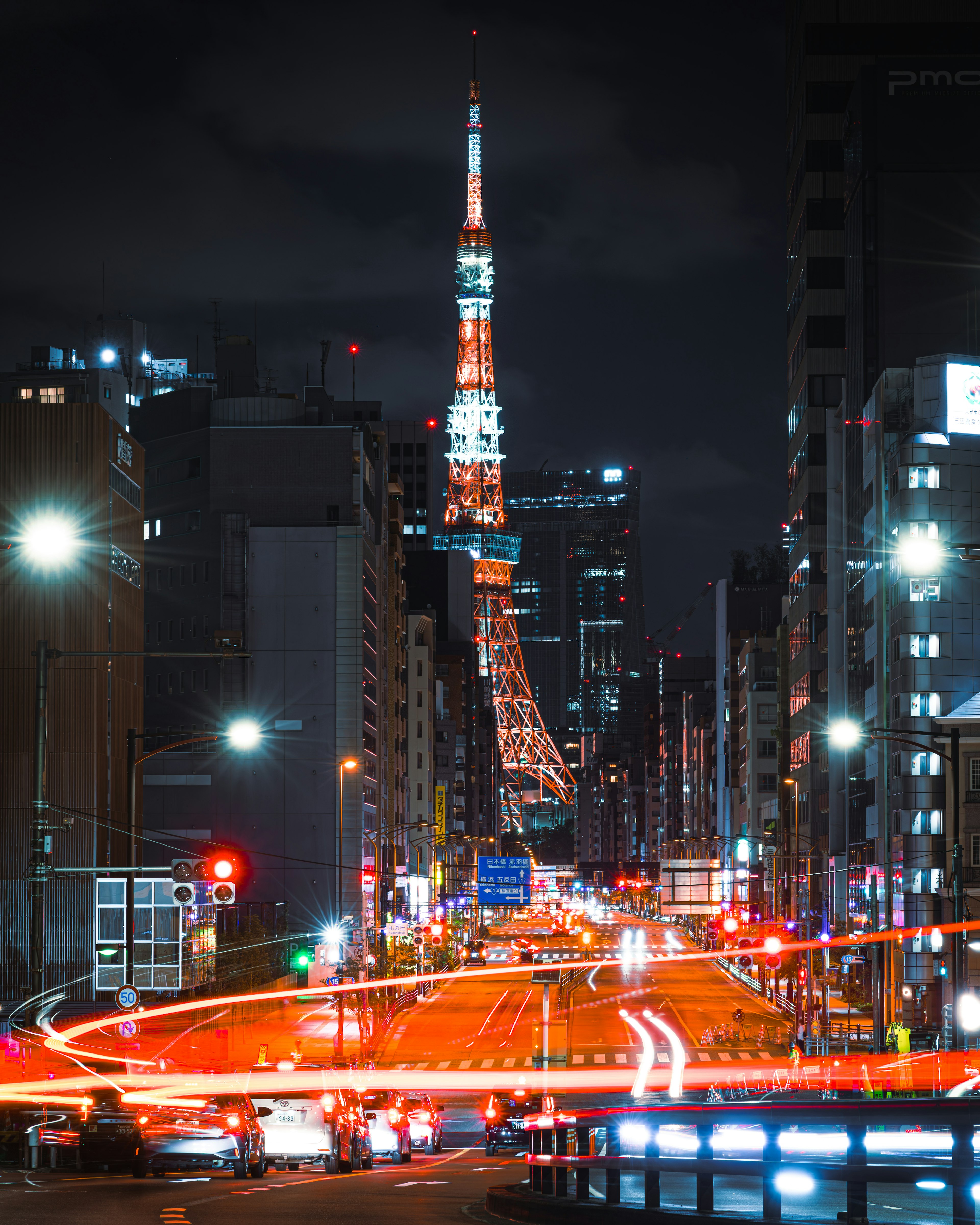 夜の東京タワーが輝く都市の風景