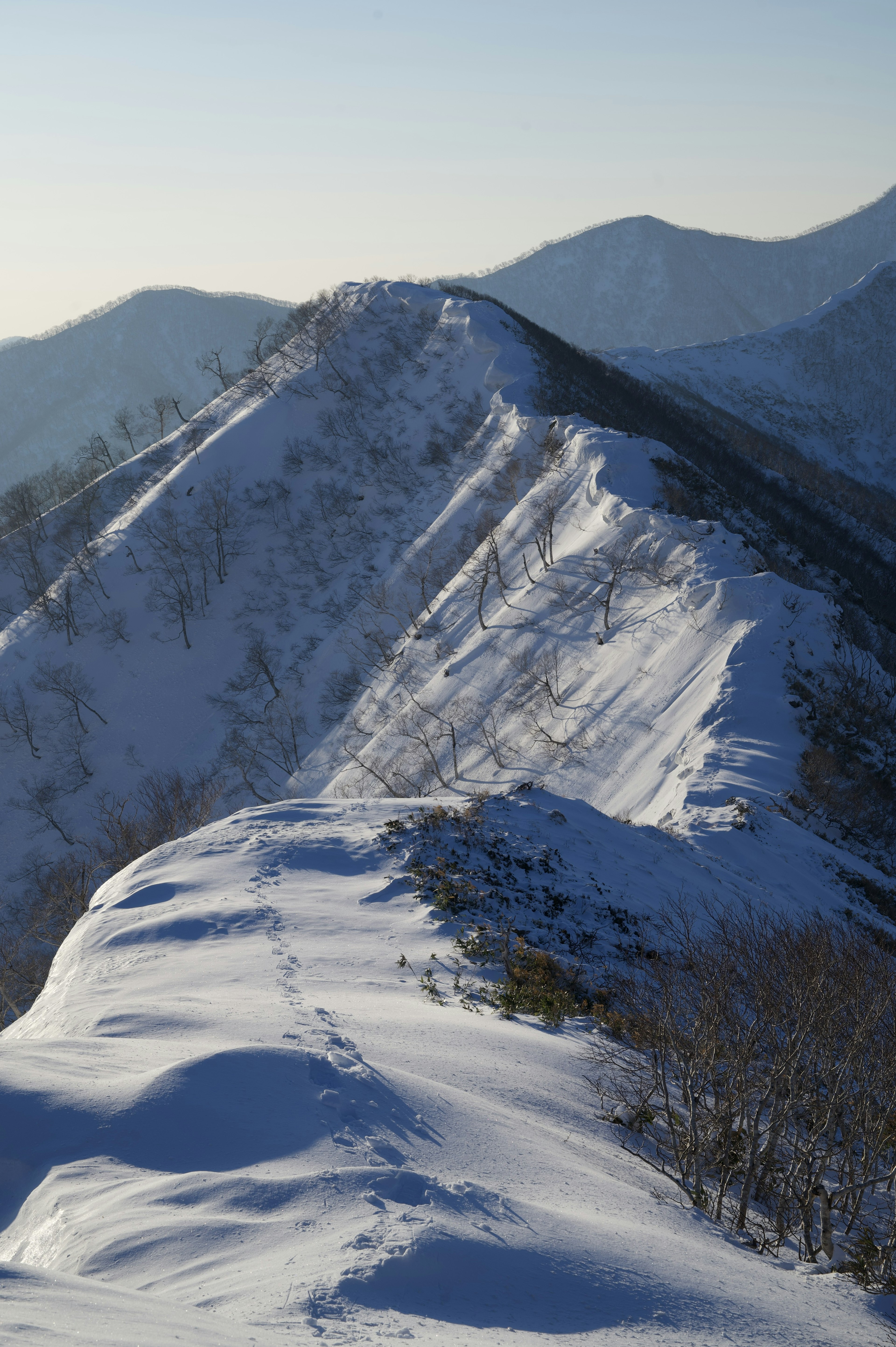 눈으로 덮인 산맥의 경치와 맑은 파란 하늘