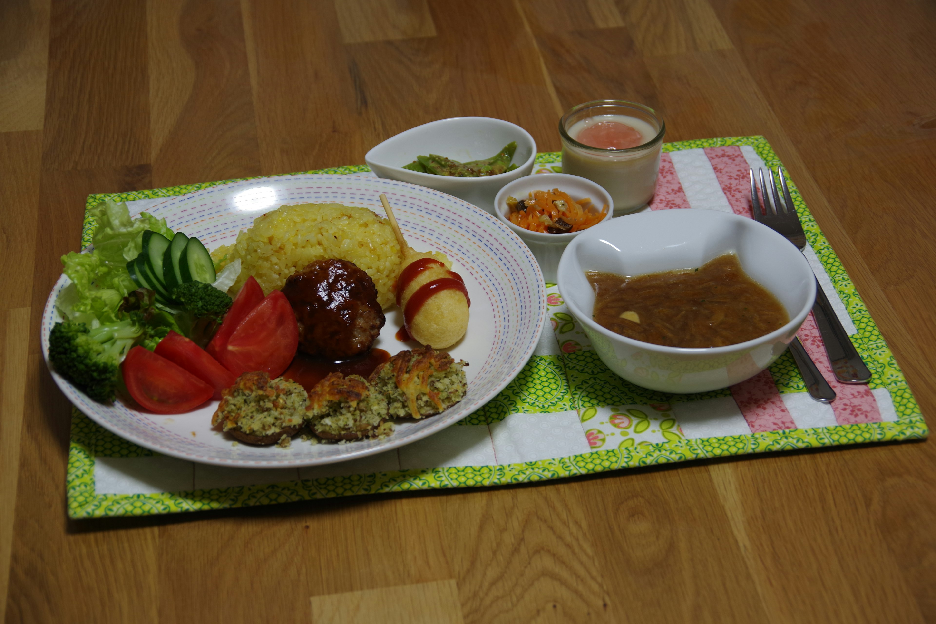 Un plato de comida de estilo japonés delicioso con albóndigas arroz ensalada y sopa