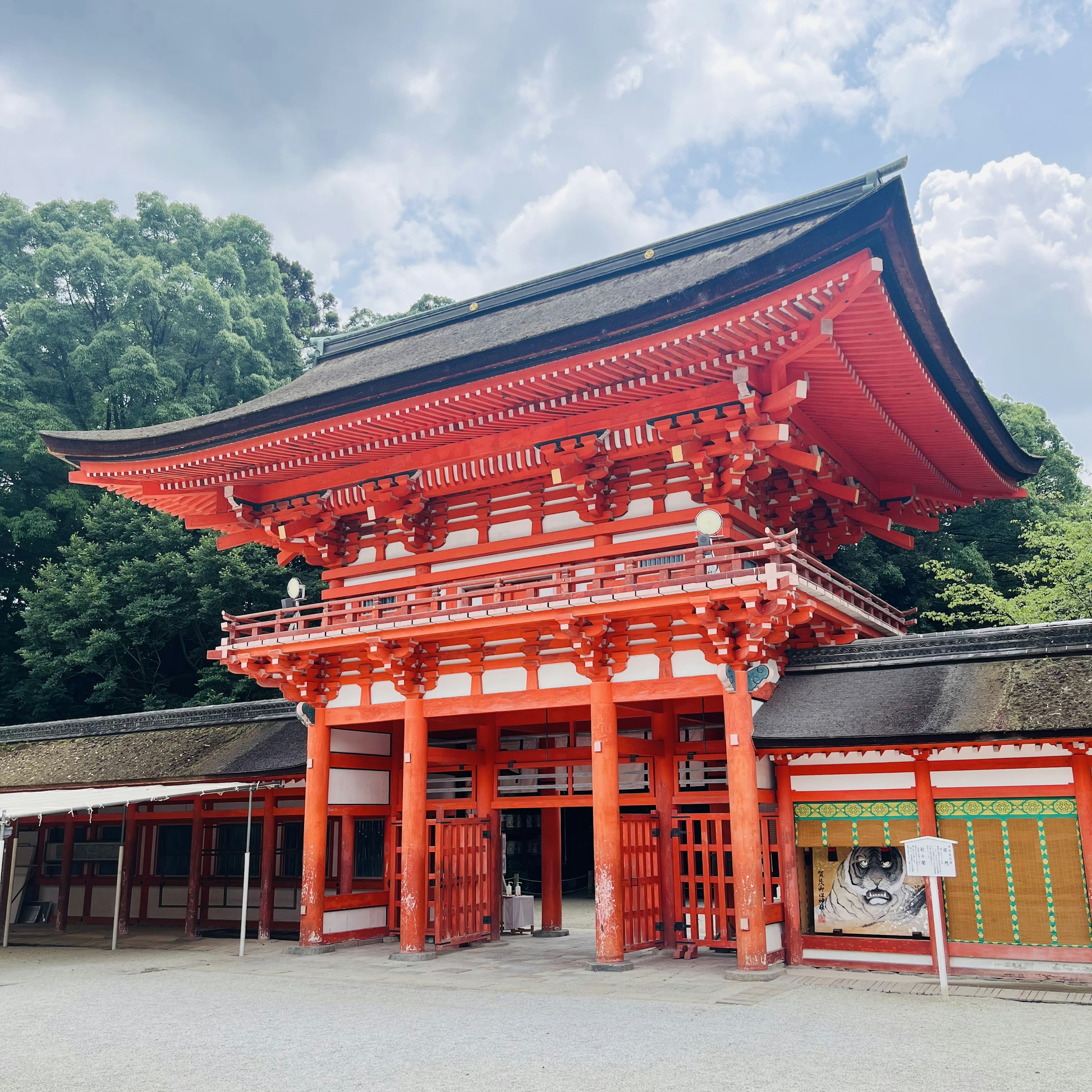 鮮やかな赤い門と伝統的な日本の建築スタイルの神社