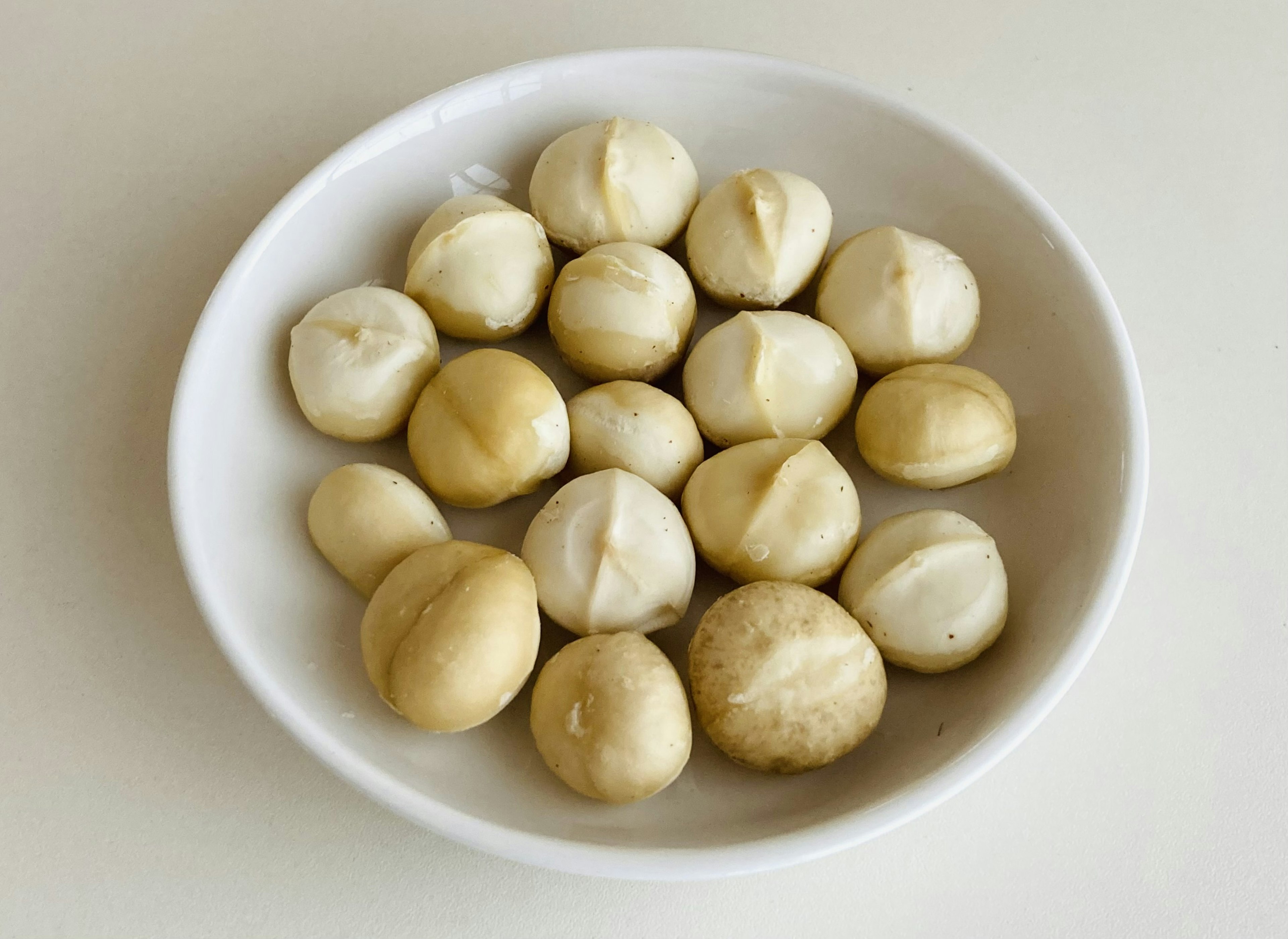 Một bộ hạt macadamia trong bát trắng